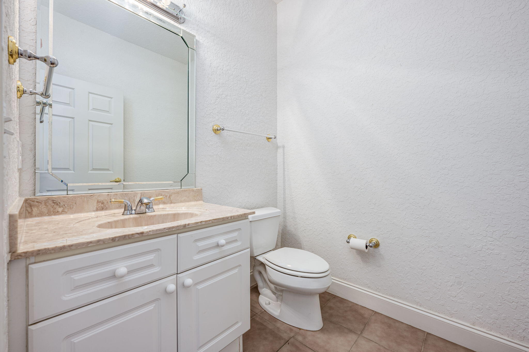 227 SE Alconese Avenue, UNIT E