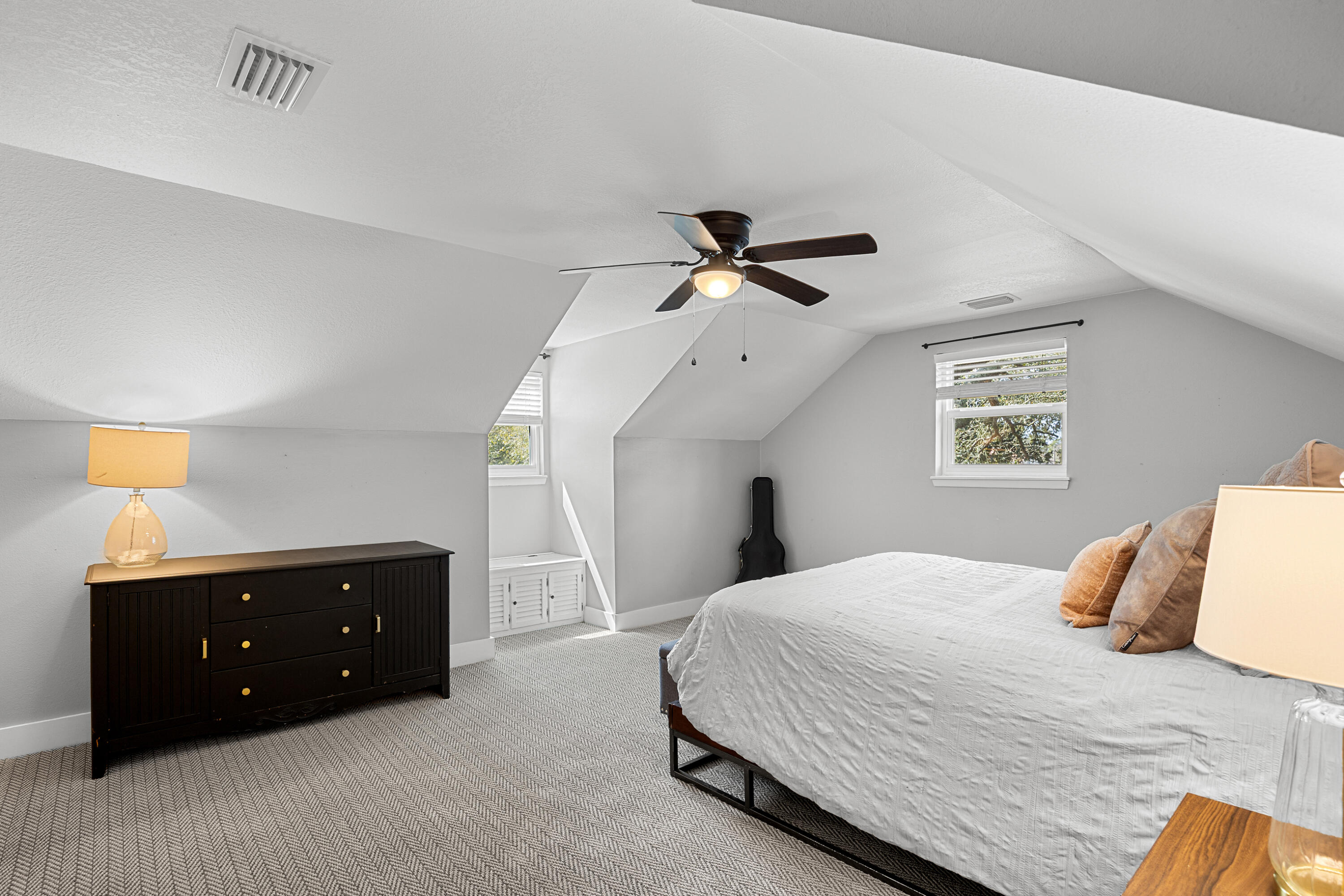 15 NE Wedgewood Lane