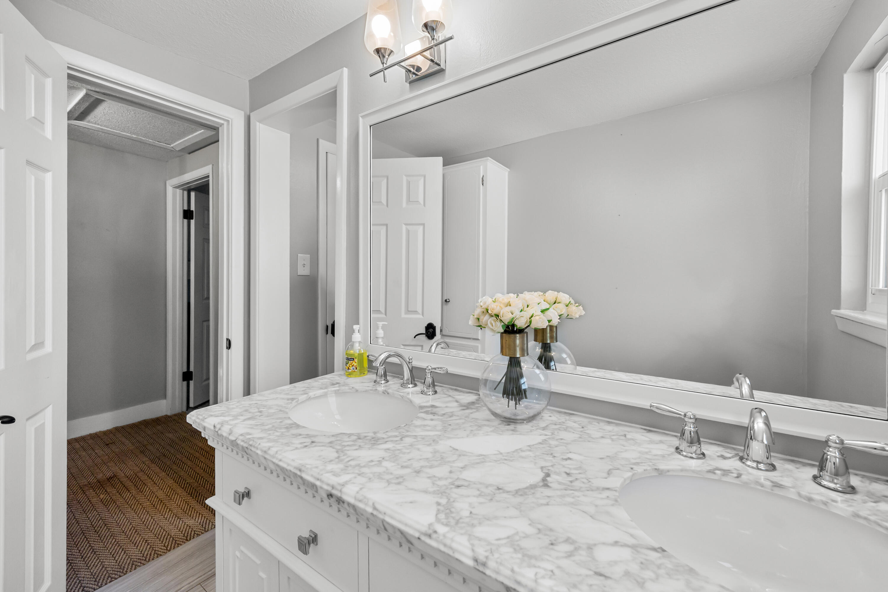 15 NE Wedgewood Lane