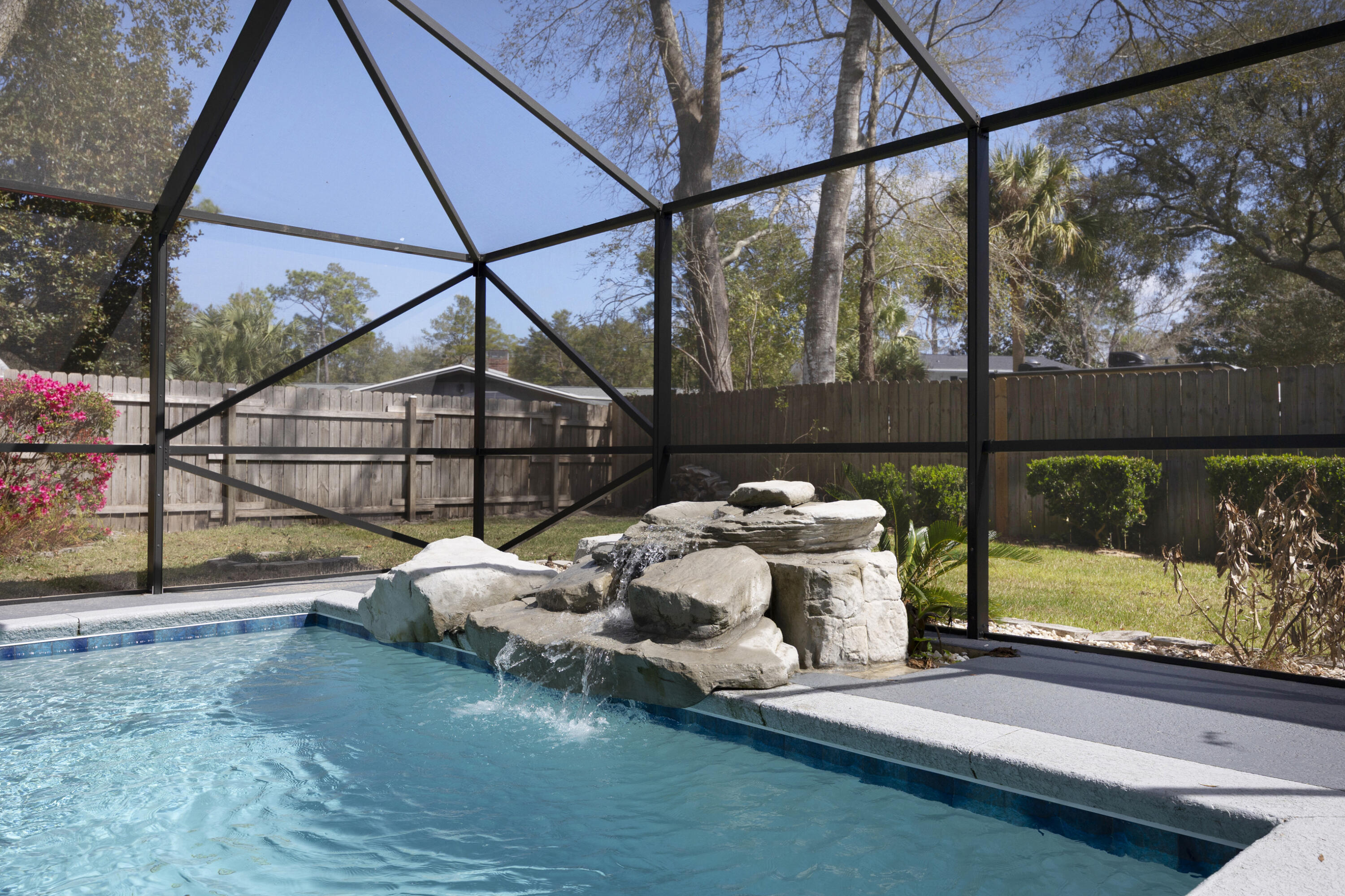 15 NE Wedgewood Lane