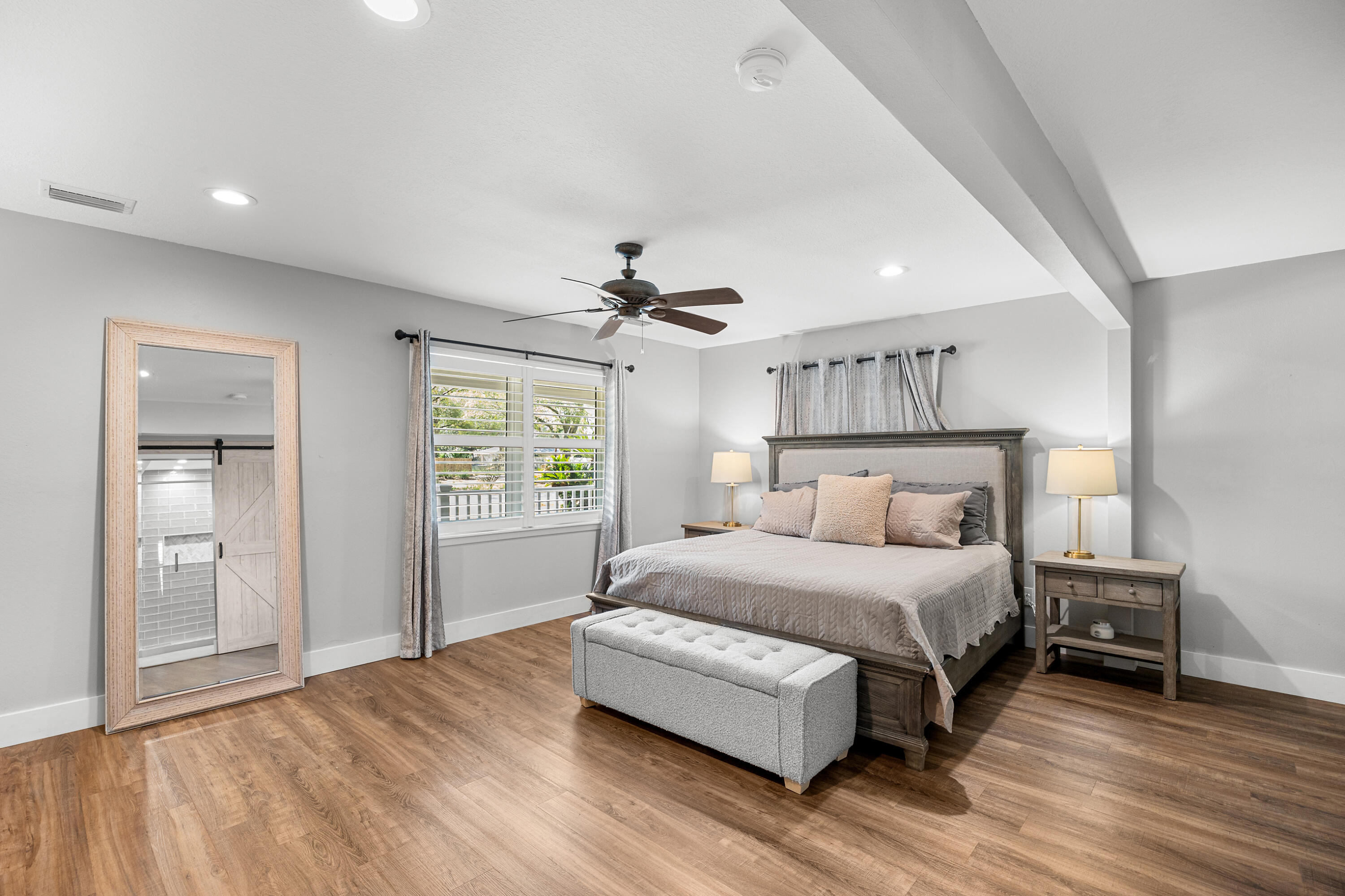 15 NE Wedgewood Lane