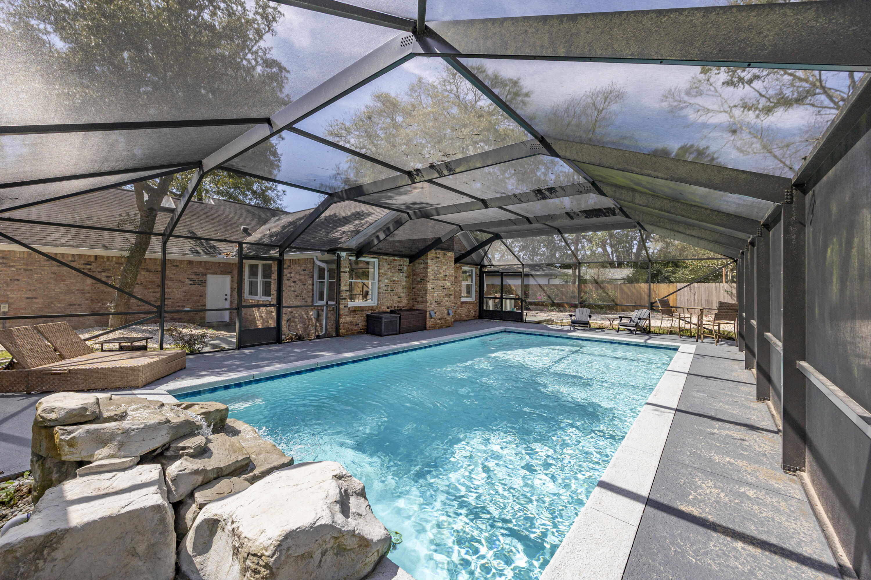 15 NE Wedgewood Lane