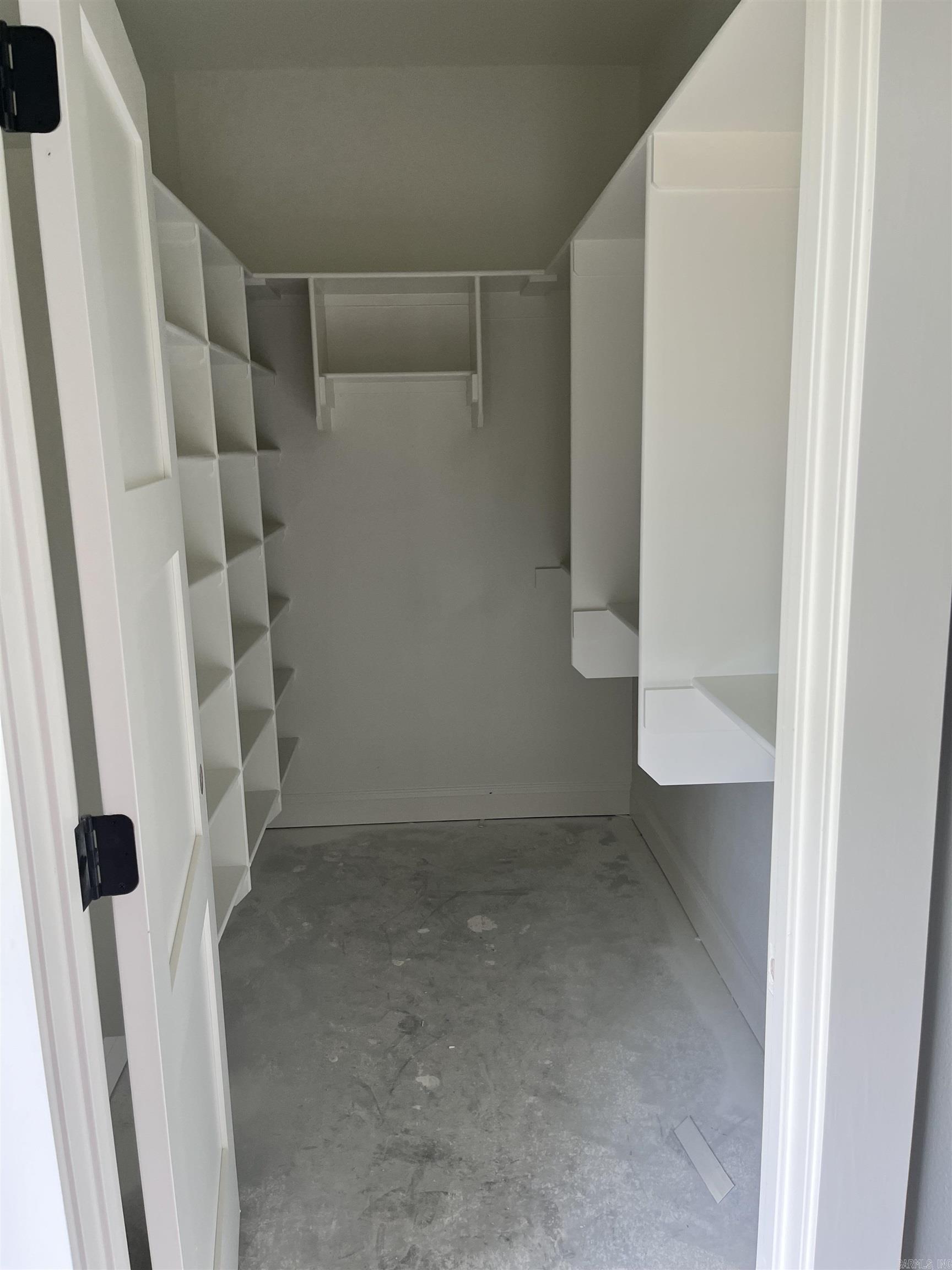 2337 Lakewood Circle