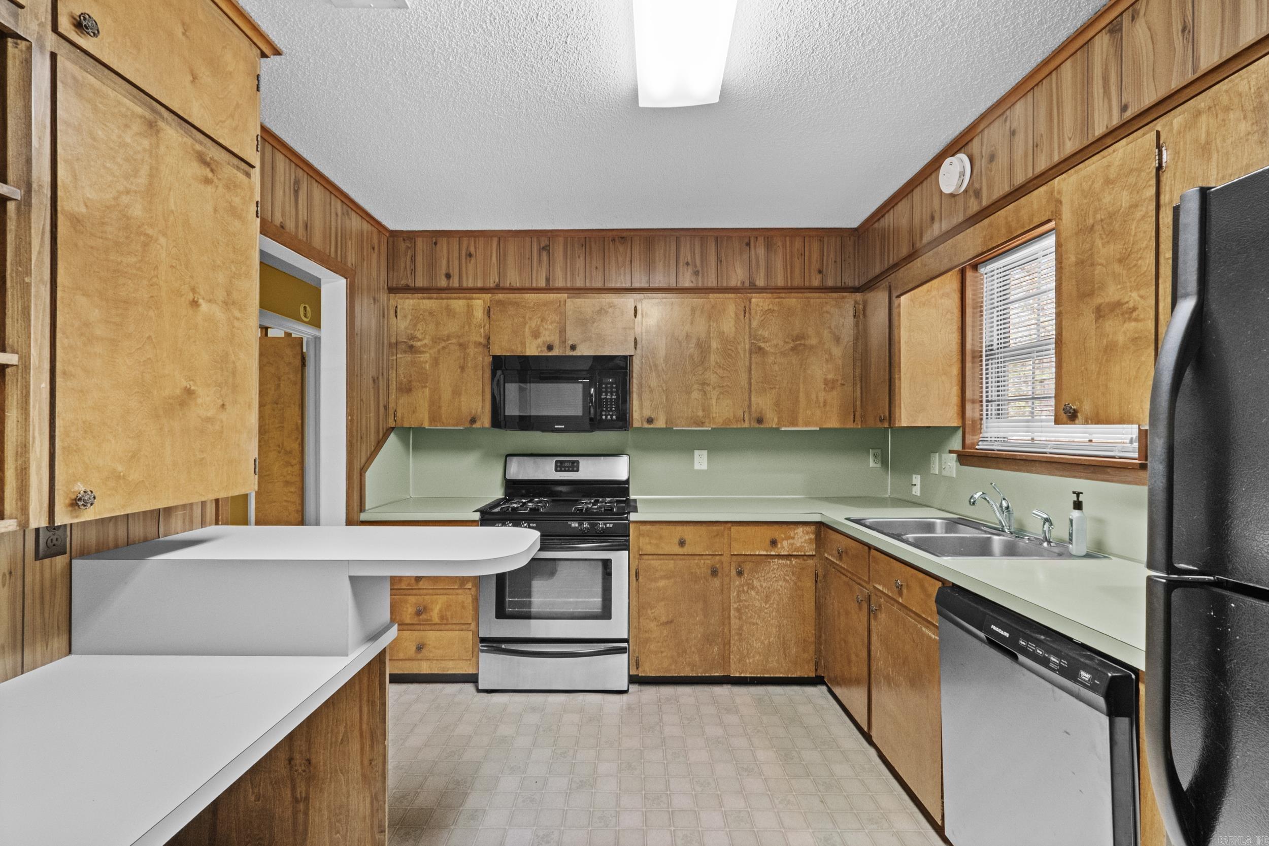 516 Lindenhurst Drive