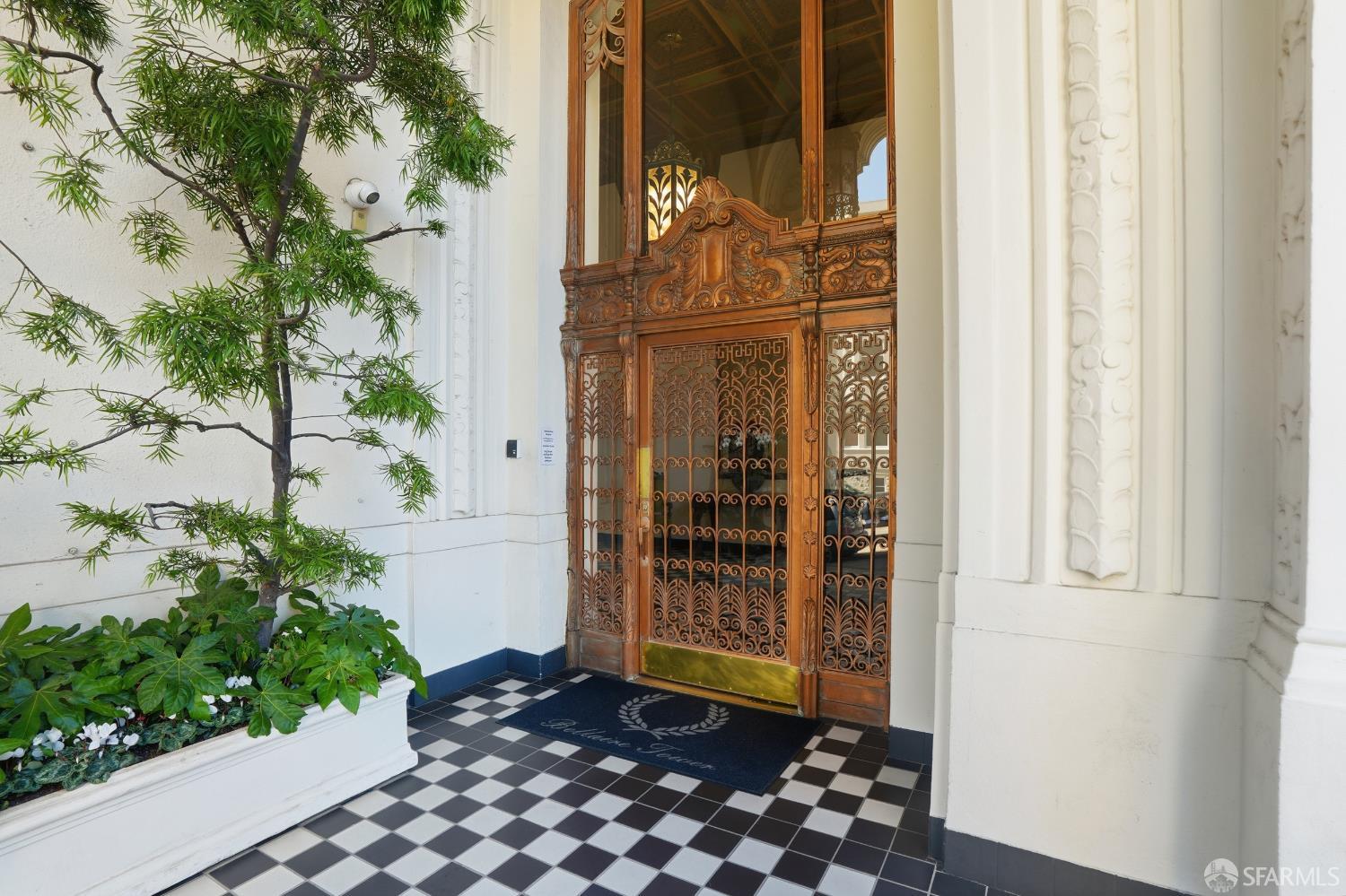 1101 Green Street # 404