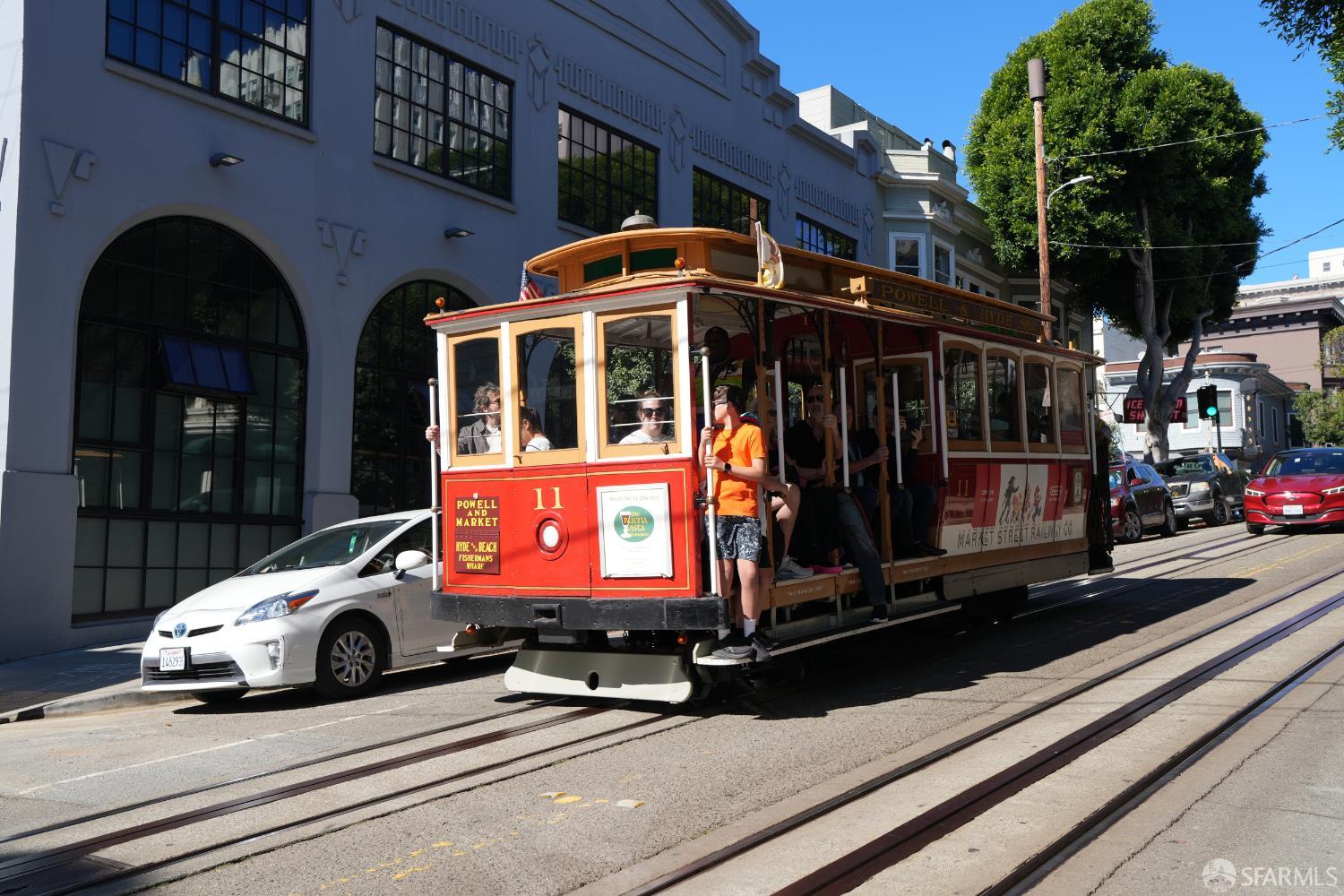 1101 Green Street # 404