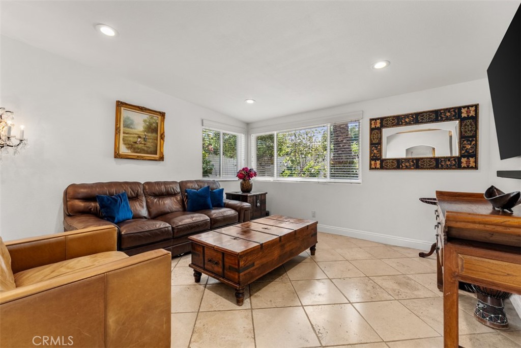 327 Santa Isabel