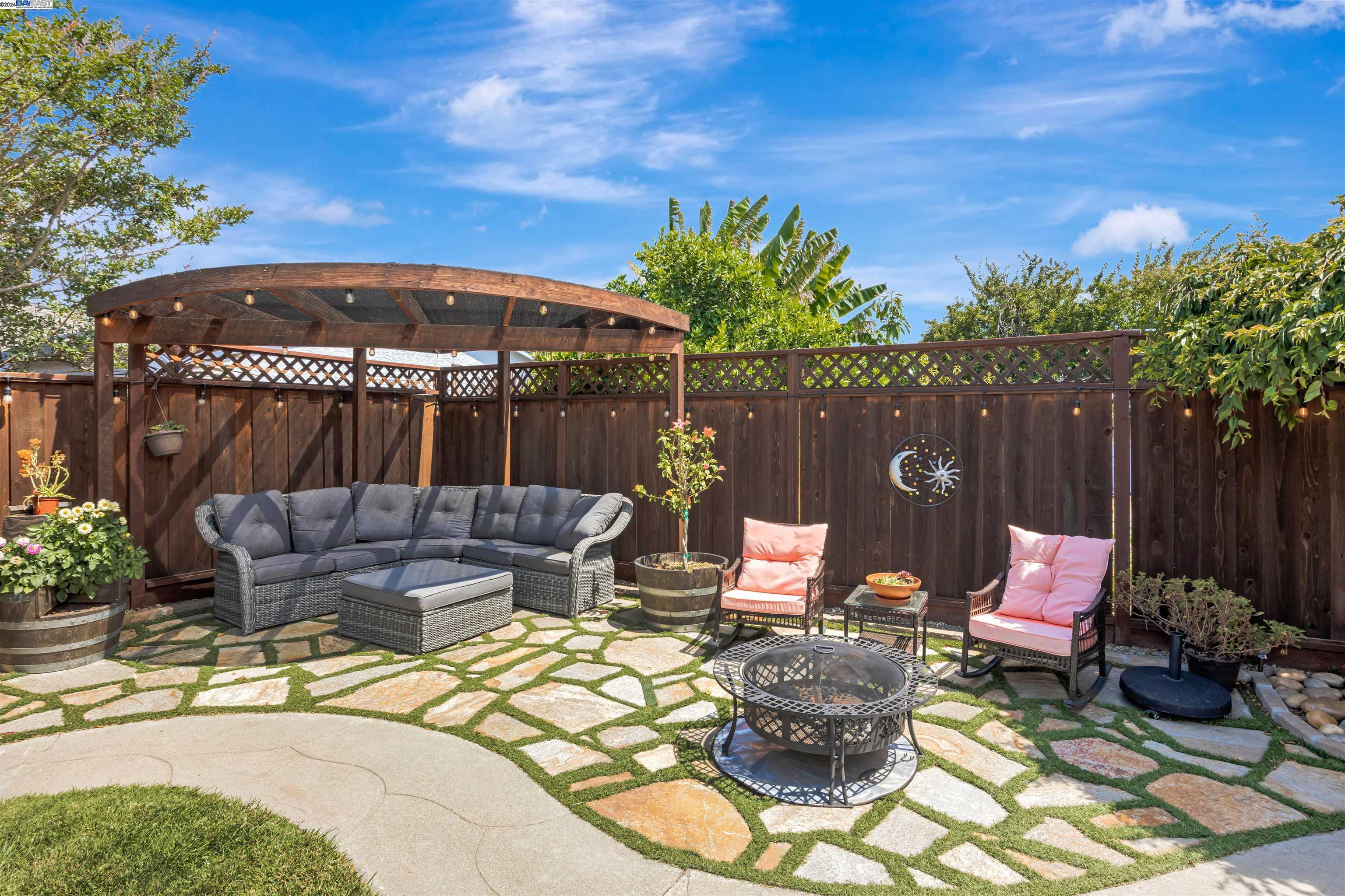 4737 Darlene Ct