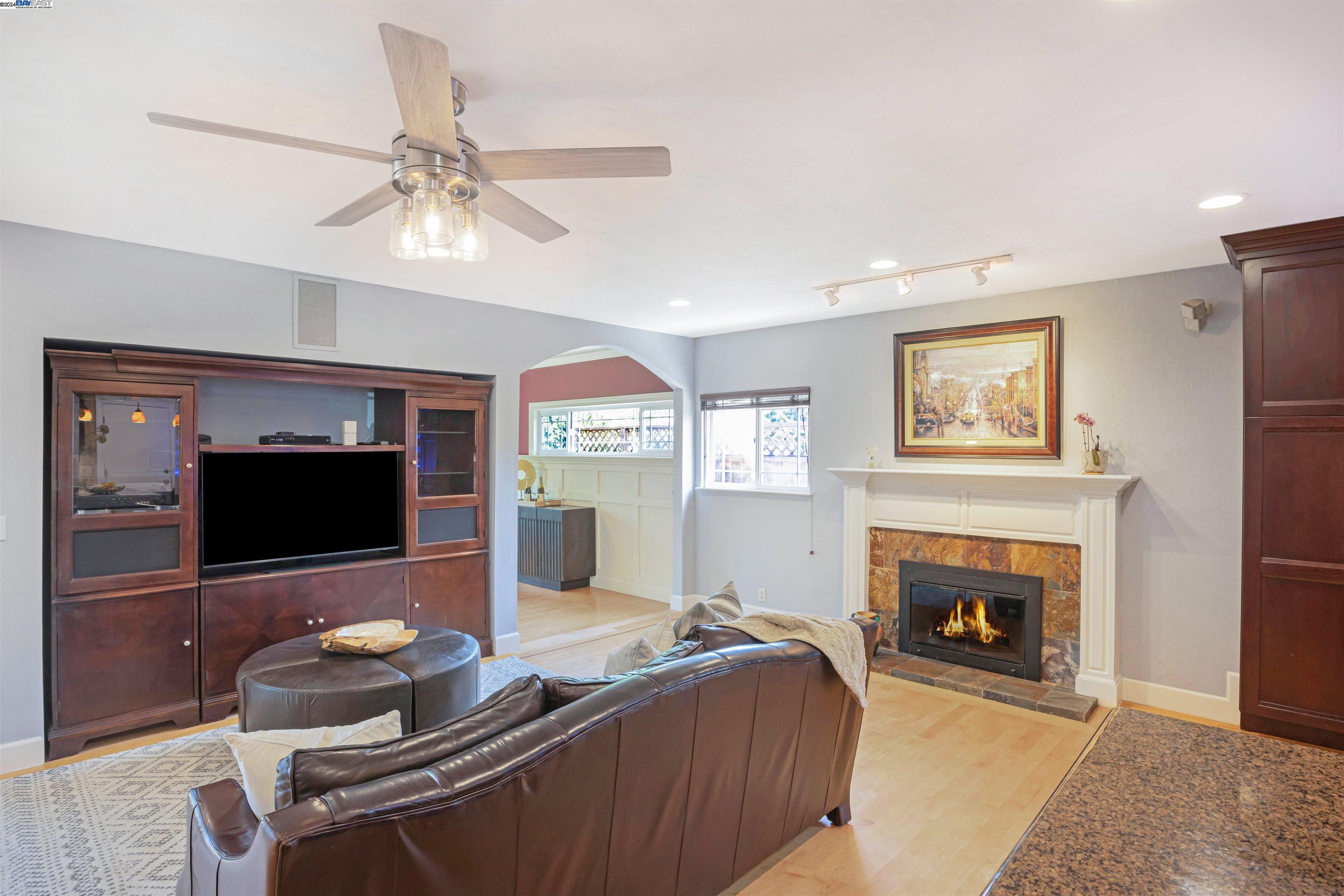 4737 Darlene Ct