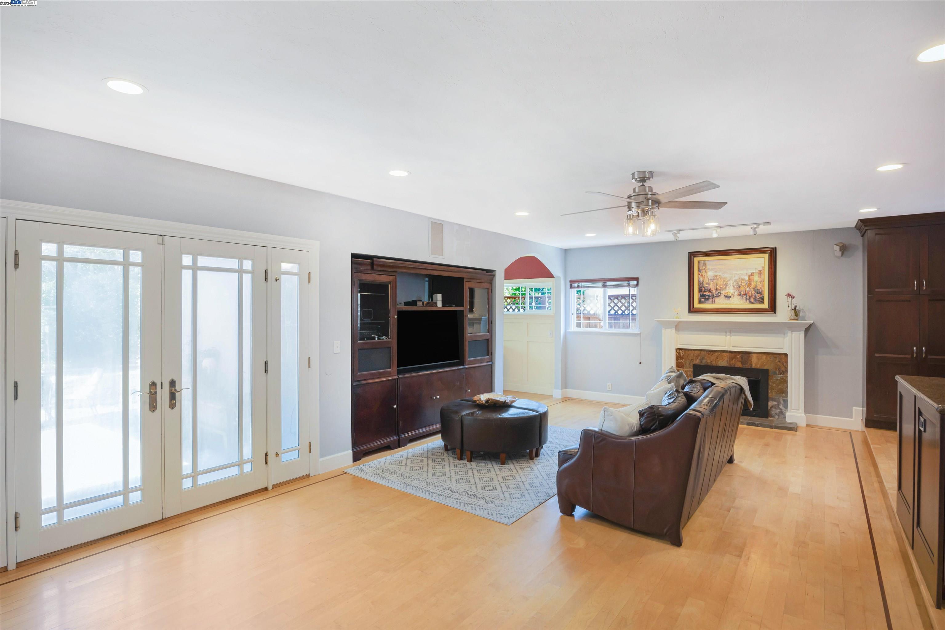 4737 Darlene Ct