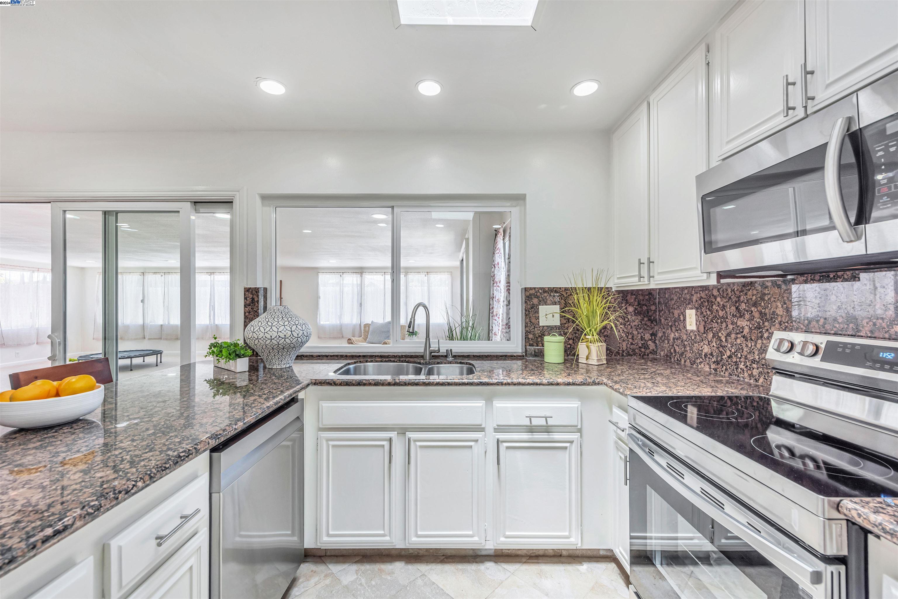 4553 Darcelle Dr