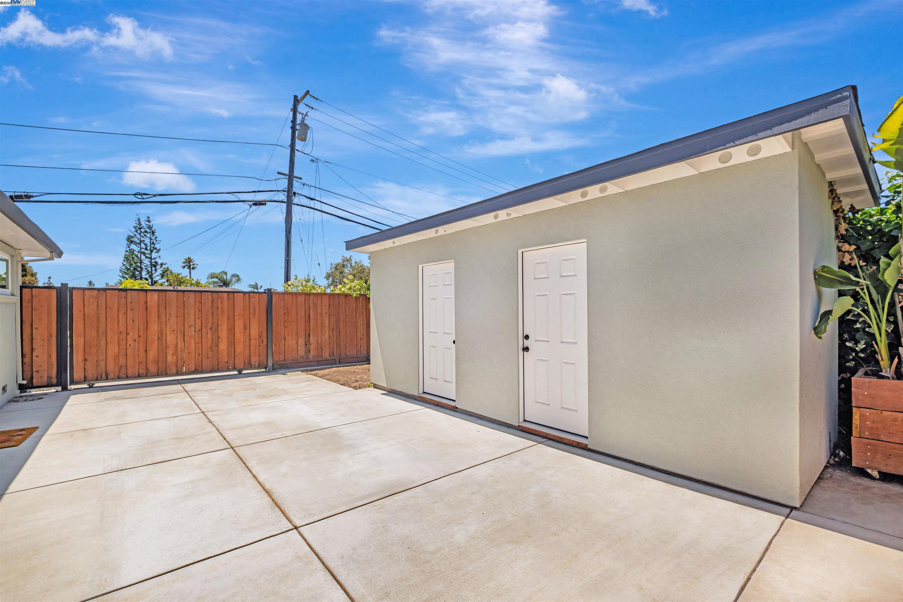 38048 Glenmoor Dr