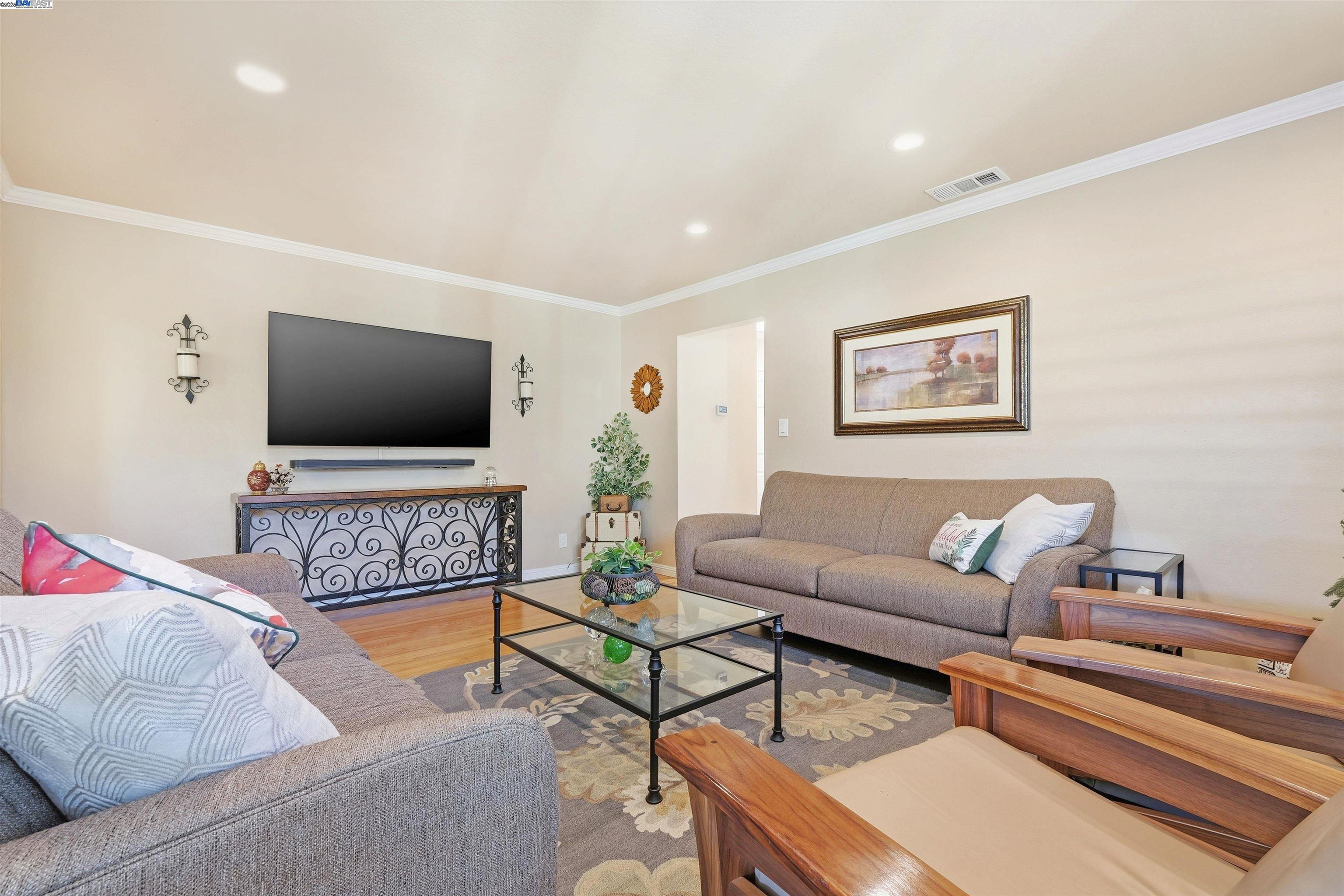 5233 Vernon Ave