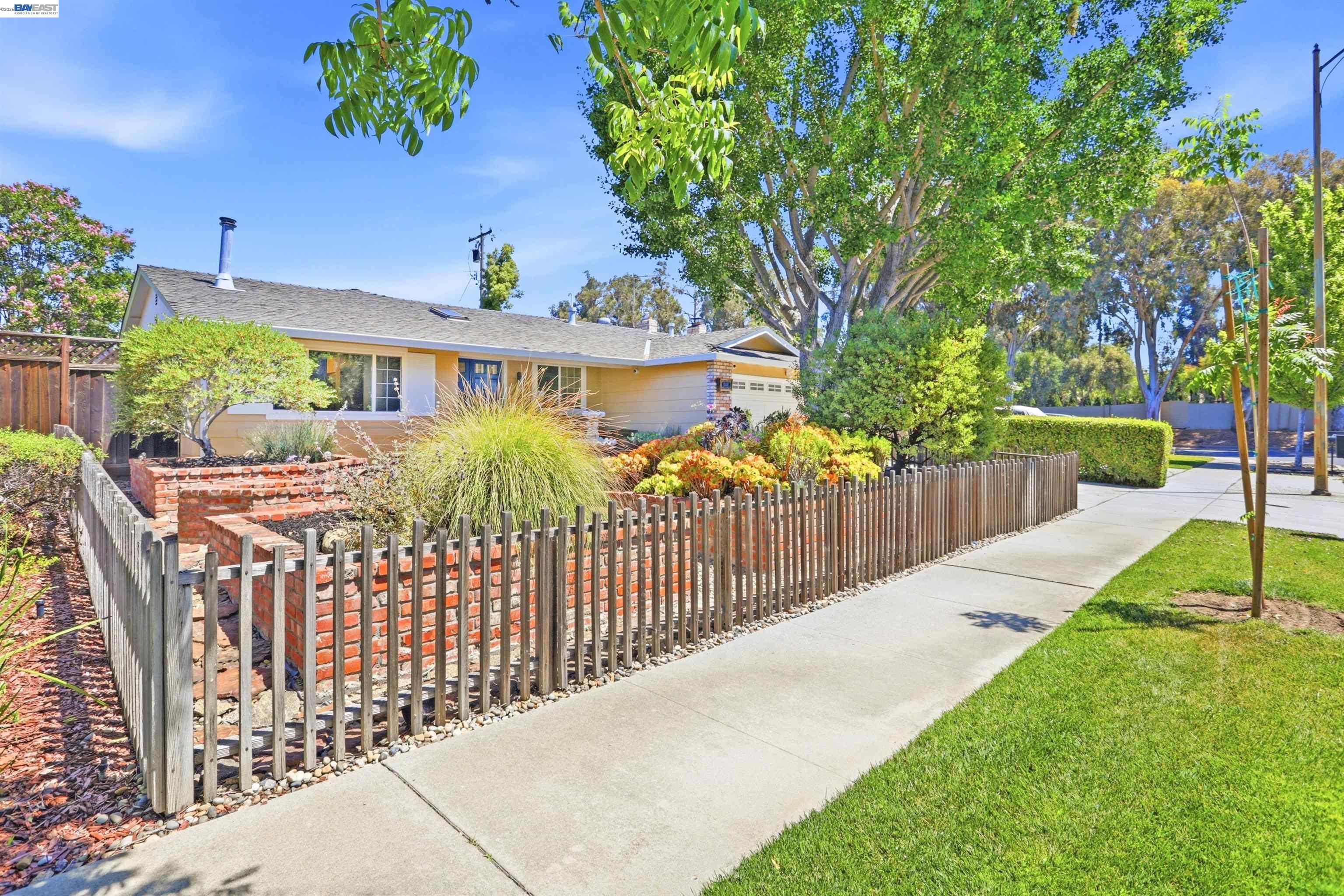1109 Lynhurst Way