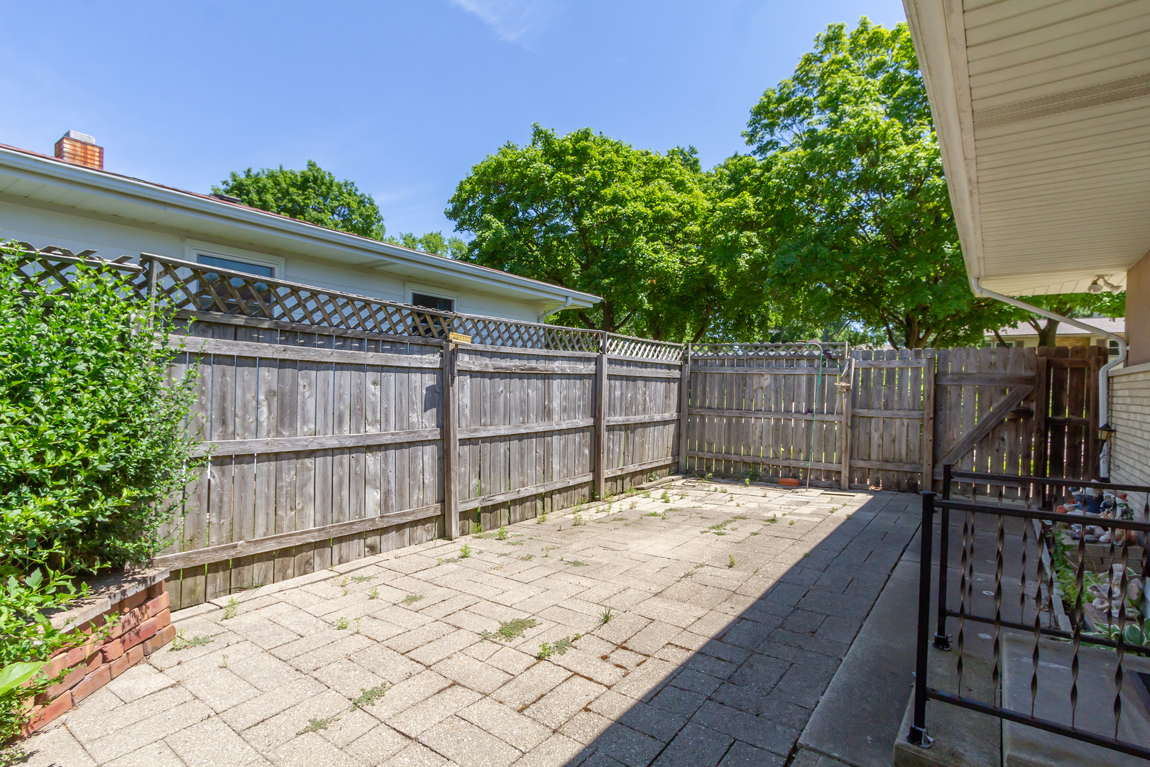 2010 Oak Street
