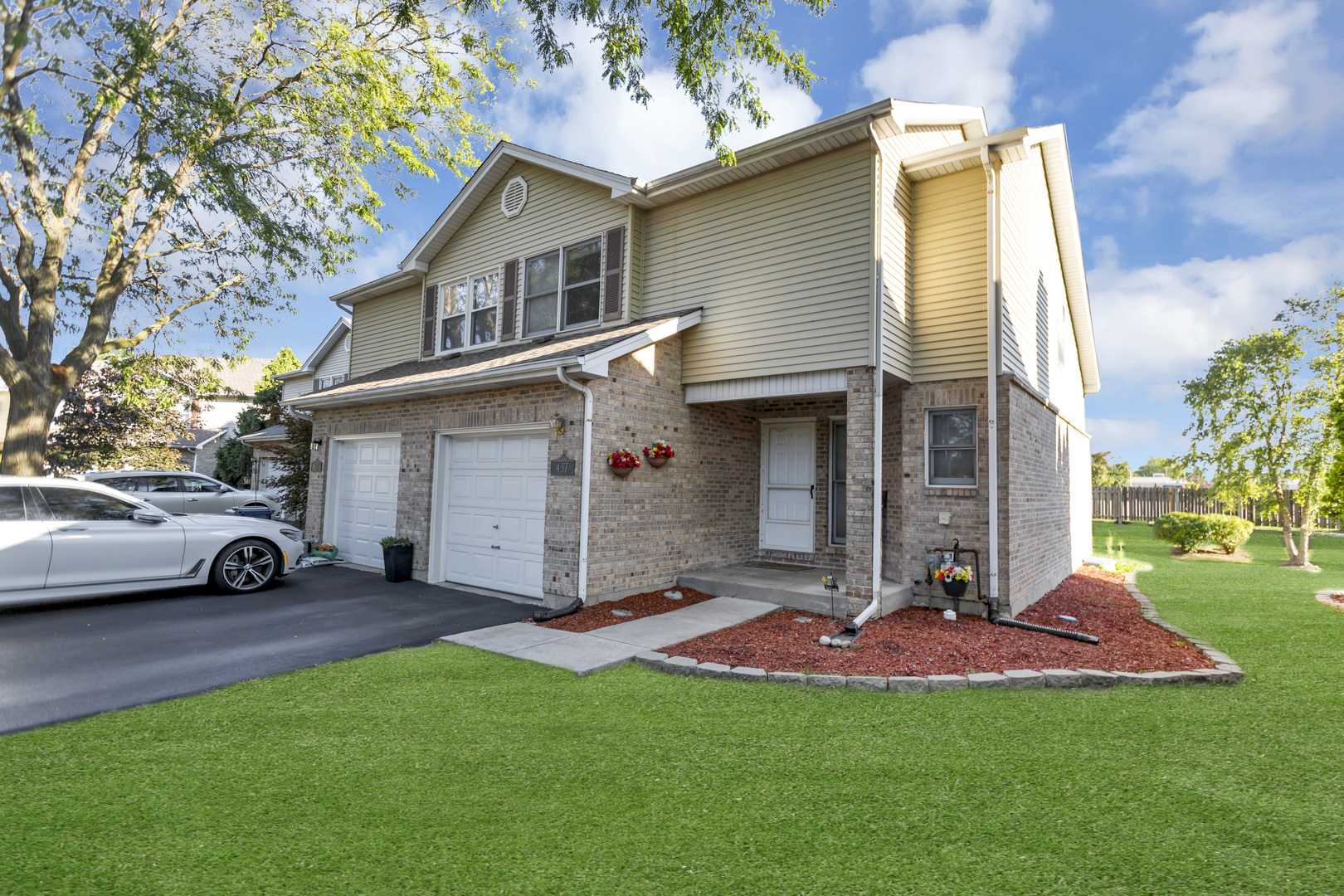 437 S Wenbriar Square
