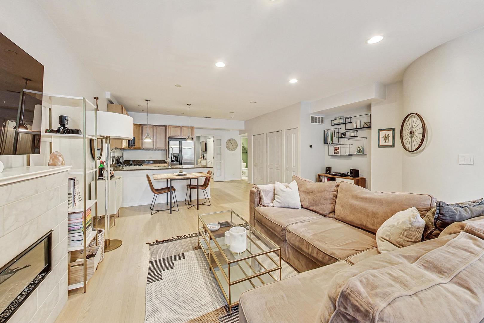 2518 N Willetts Court Unit: 1LN