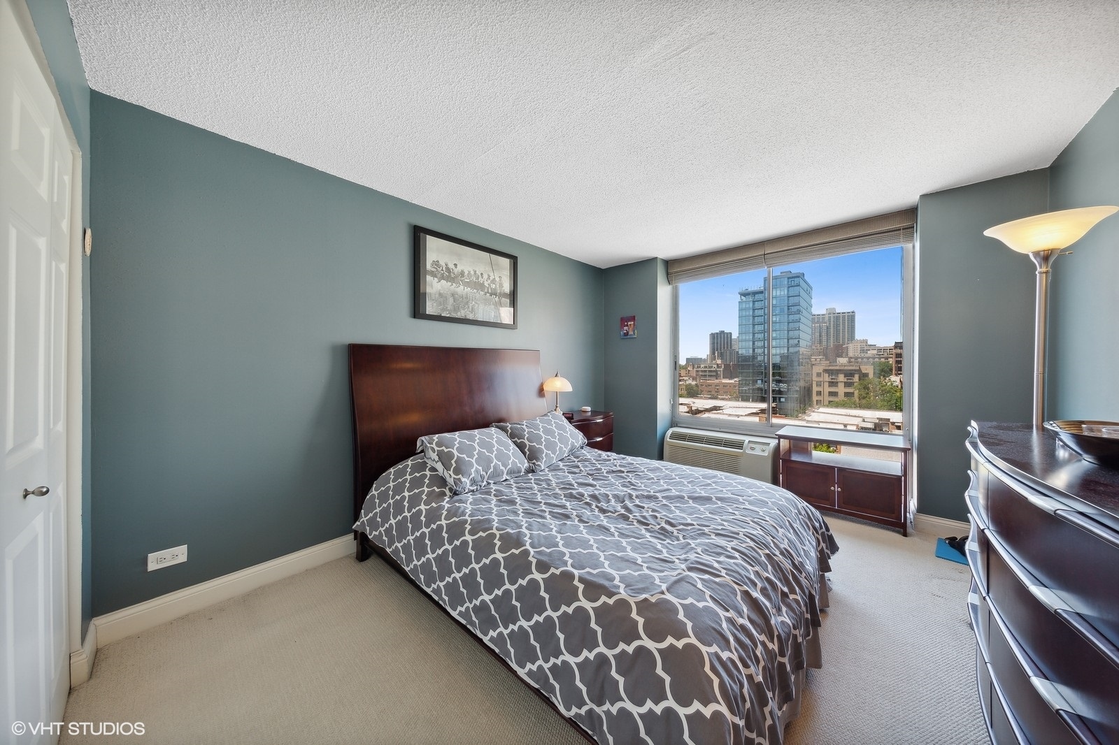 450 W Briar Place Unit: 8M