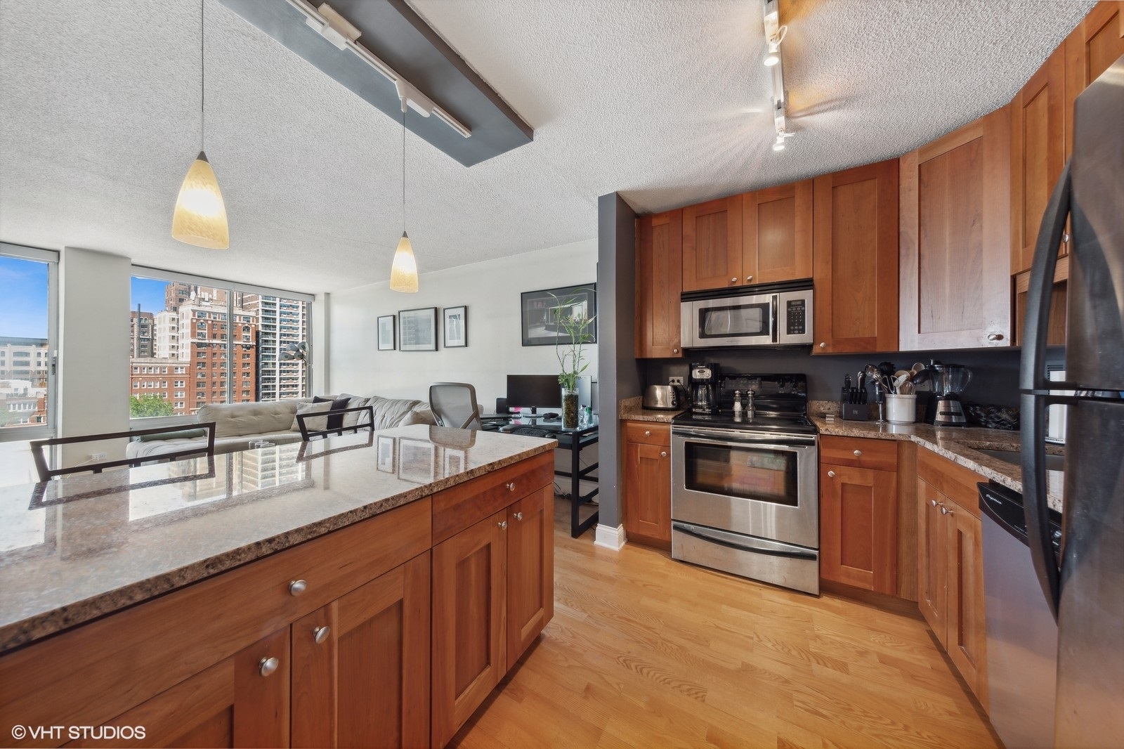 450 W Briar Place Unit: 8M