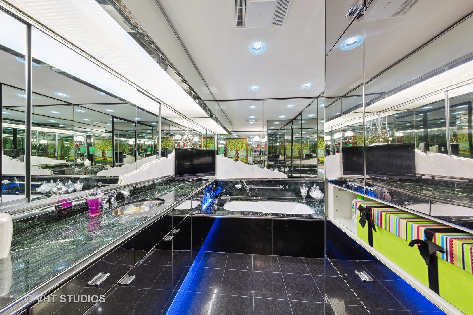 180 E Pearson Street Unit: 6907