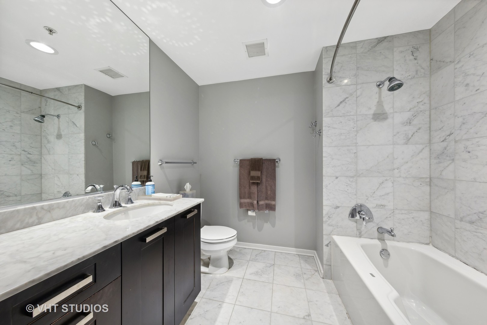 240 E Illinois Street Unit: 402