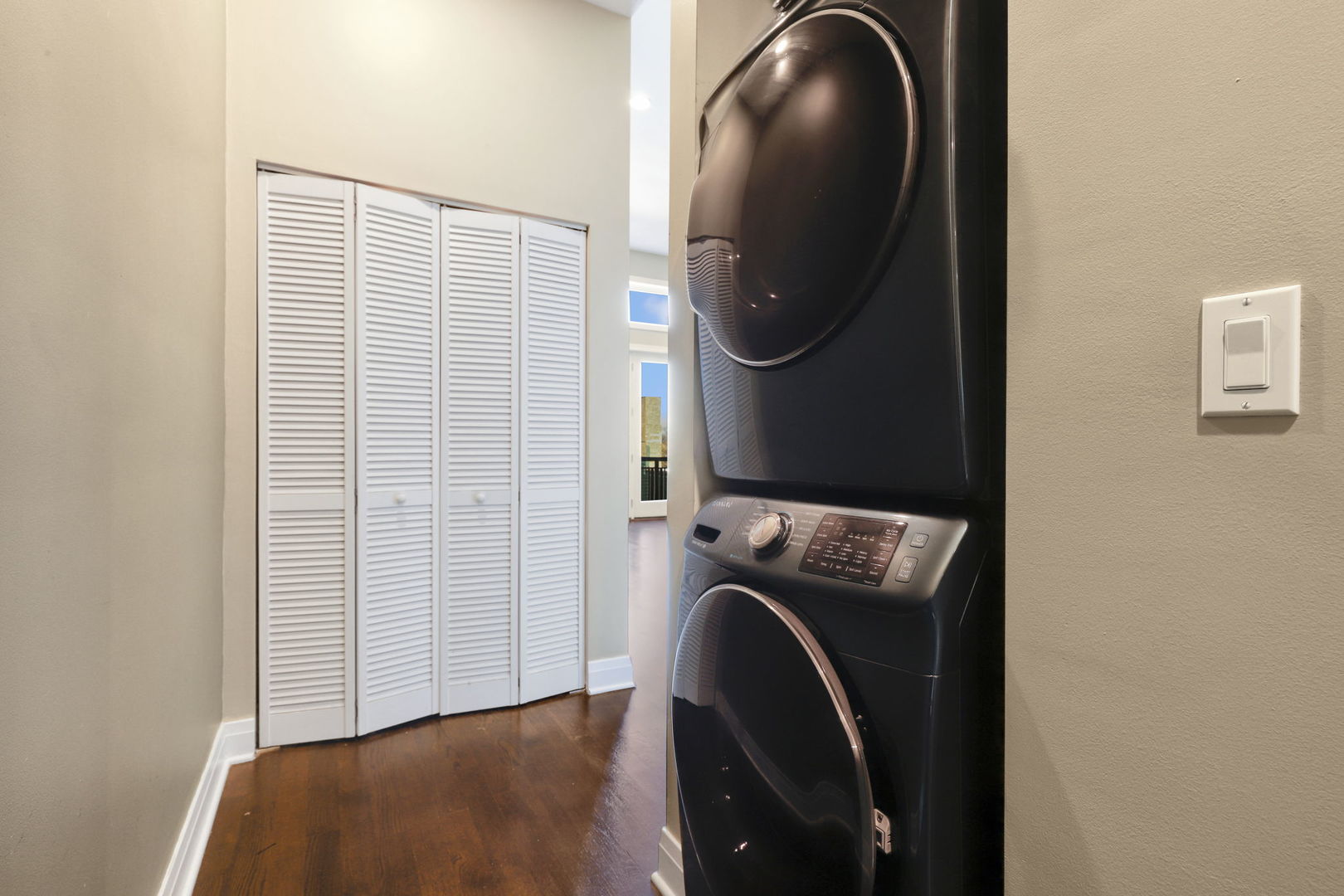 3553 W Montrose Avenue Unit: 4E