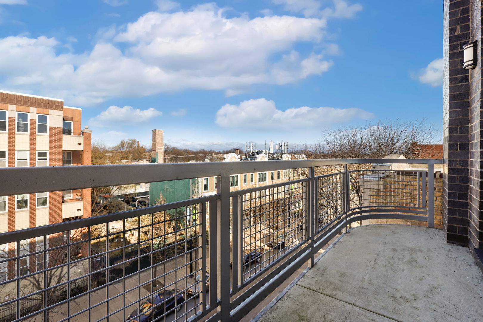 3553 W Montrose Avenue Unit: 4E