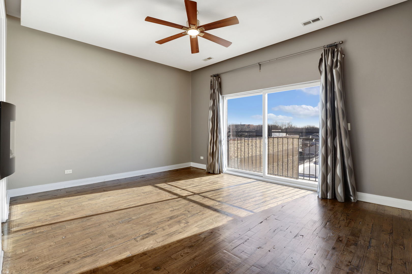 3553 W Montrose Avenue Unit: 4E