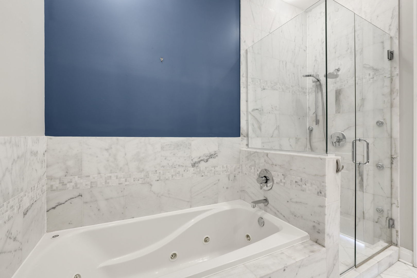 3553 W Montrose Avenue Unit: 4E