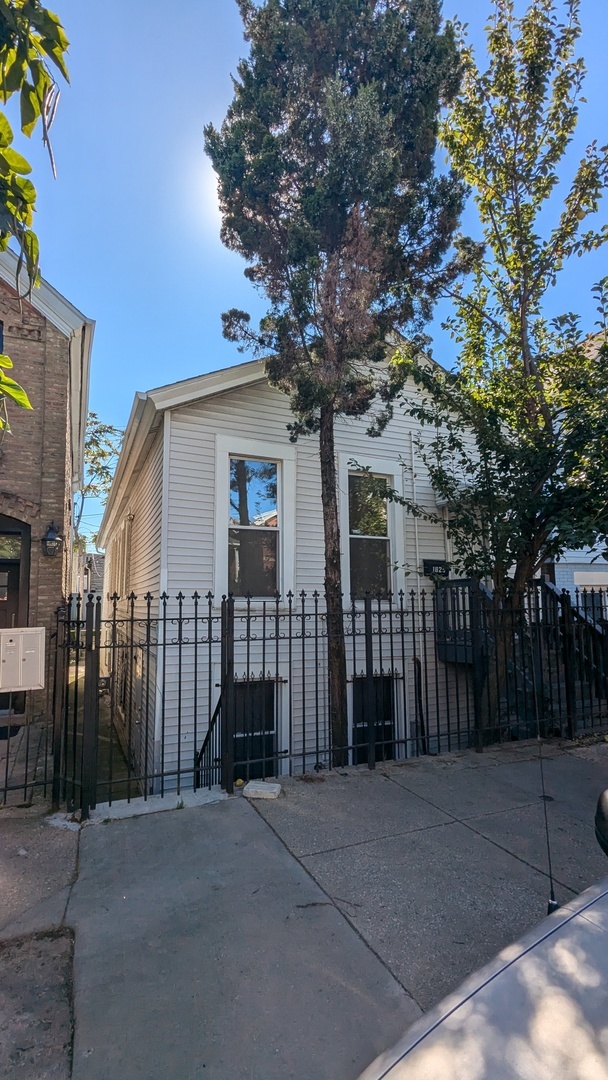 1629 W Beach Avenue Unit: 1R