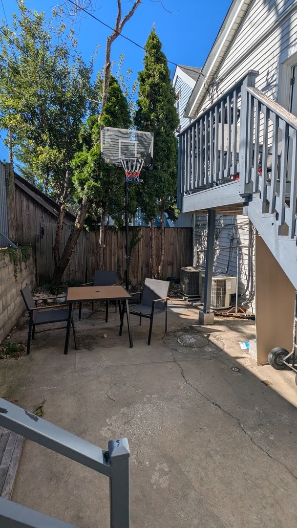 1629 W Beach Avenue Unit: 1R