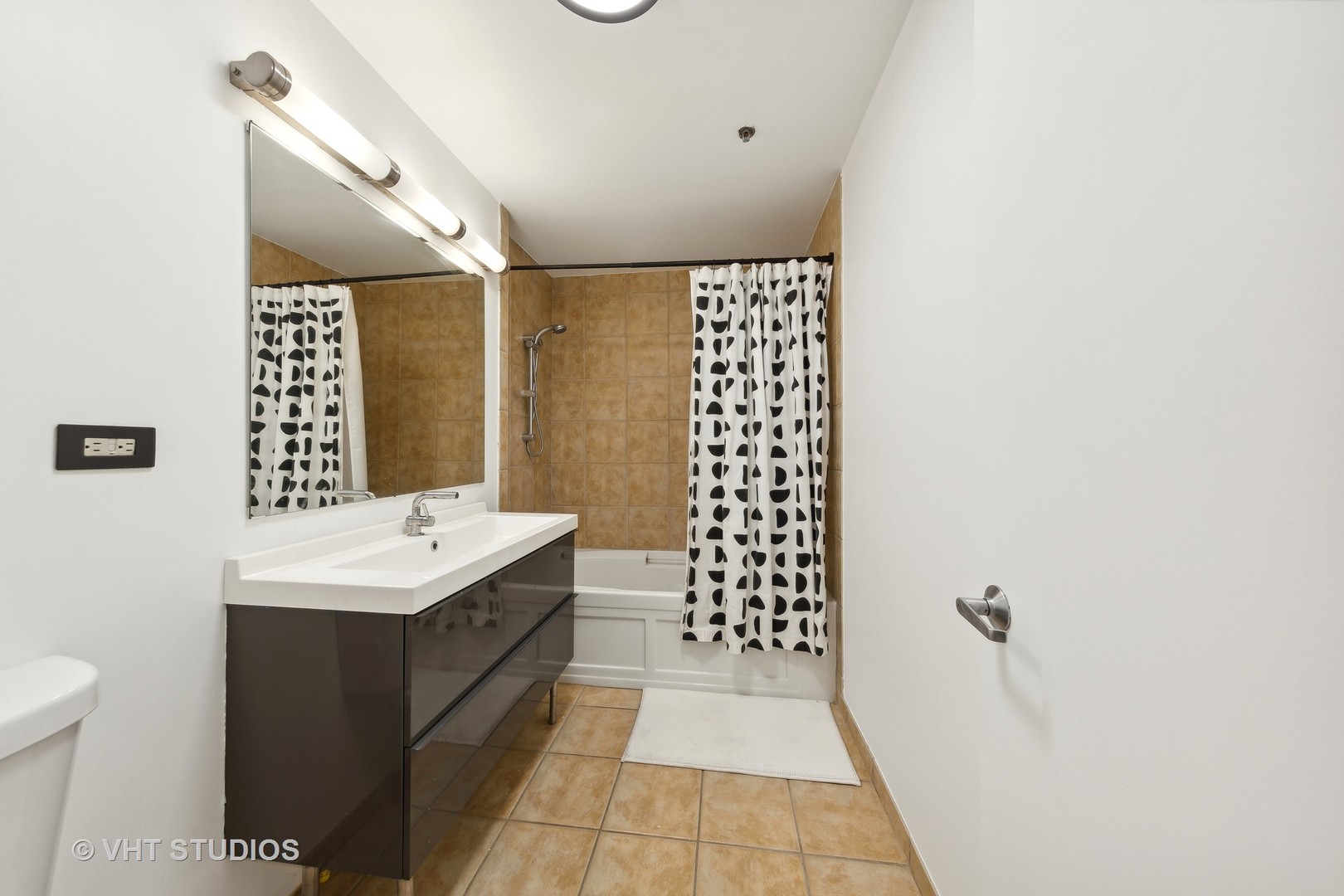 630 N FRANKLIN Street Unit: 810