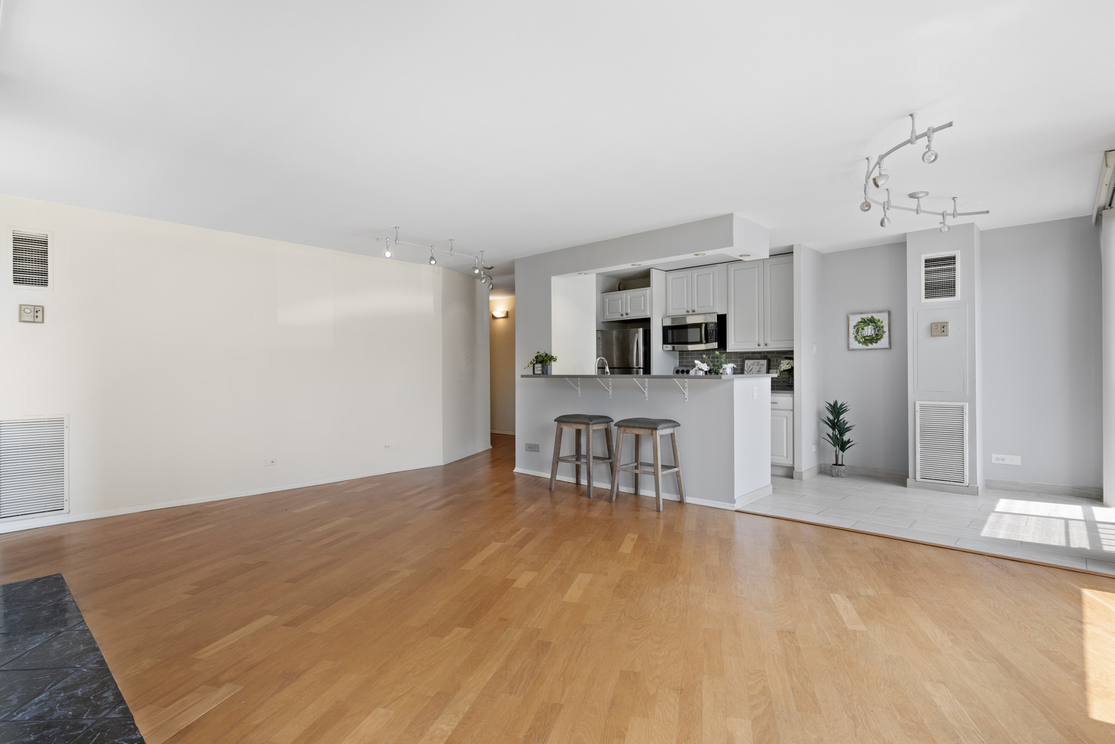 345 W Fullerton Parkway Unit: 402