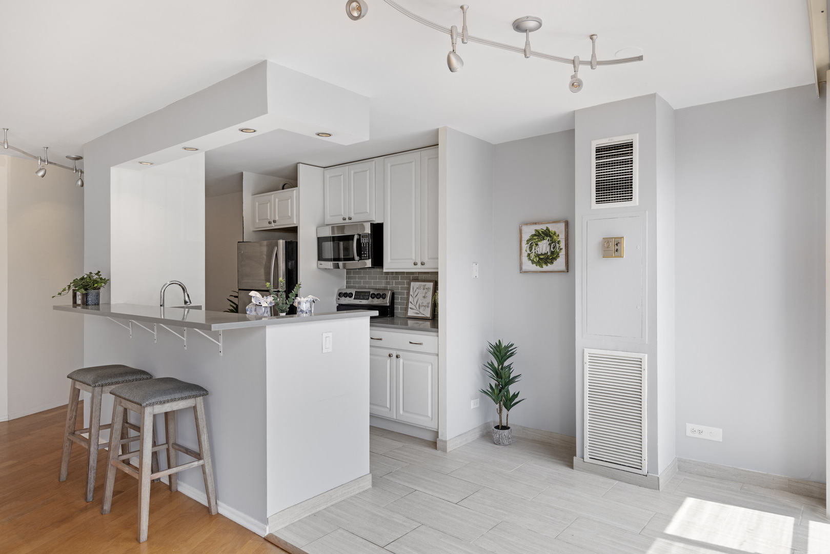 345 W Fullerton Parkway Unit: 402