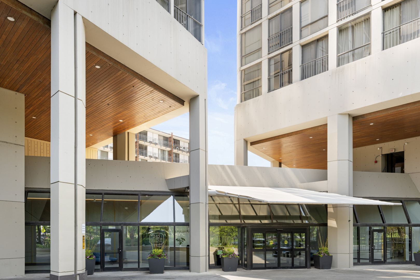 345 W Fullerton Parkway Unit: 402
