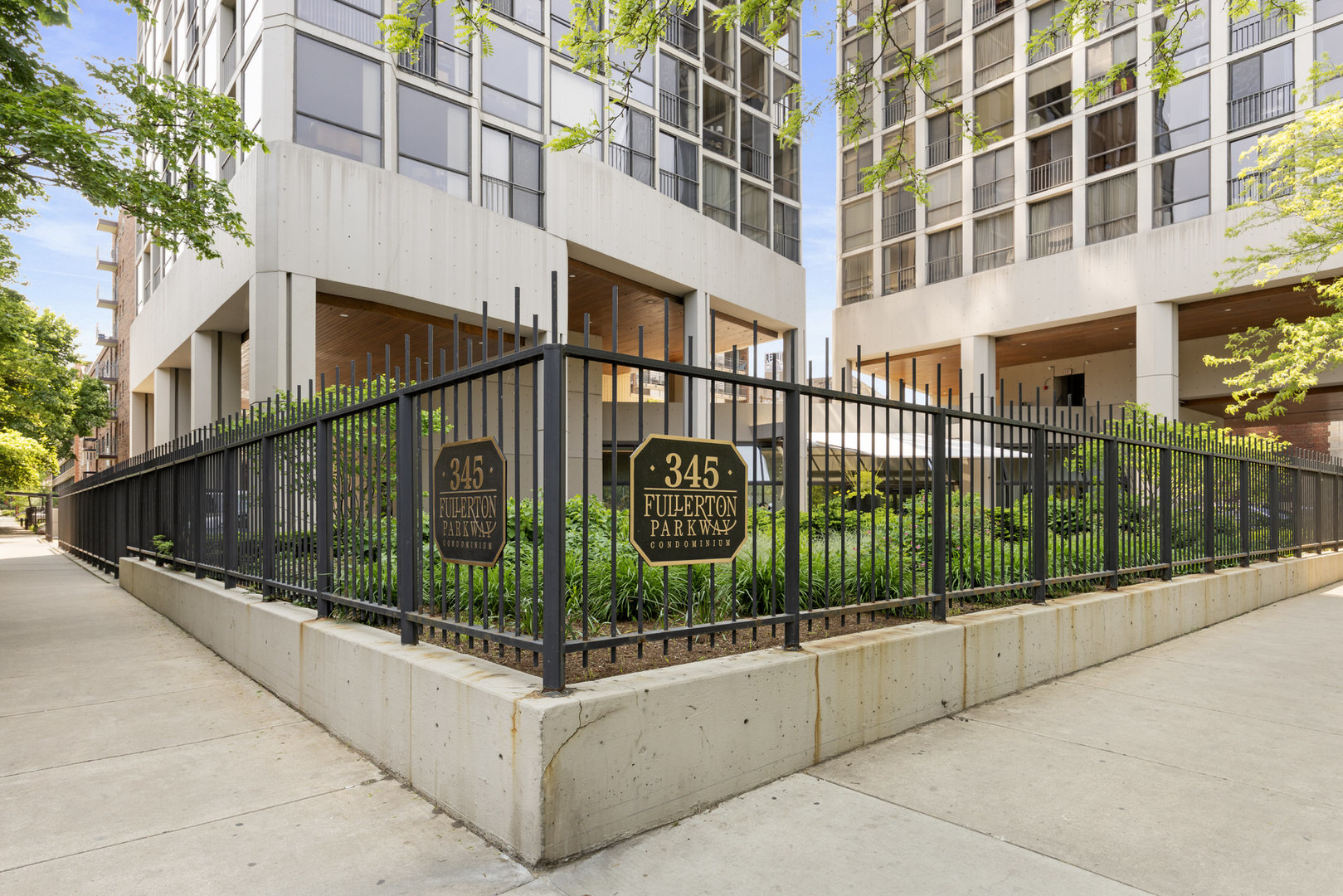 345 W Fullerton Parkway Unit: 402