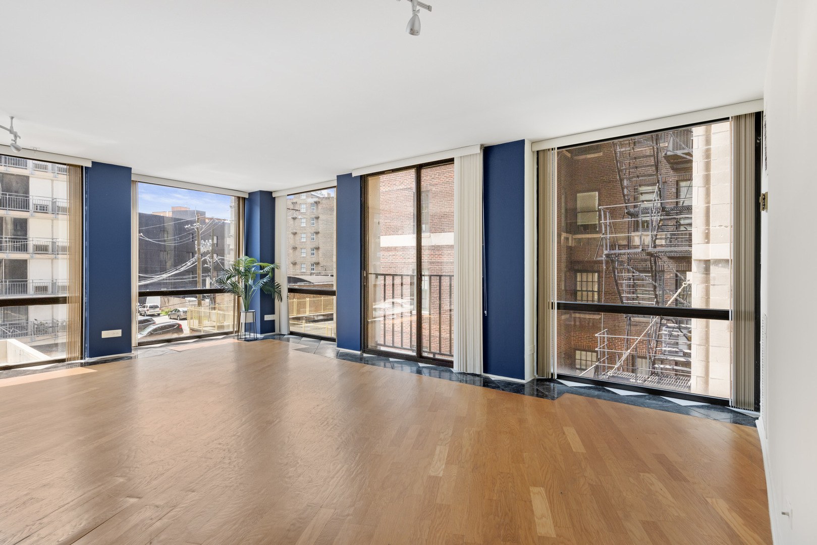 345 W Fullerton Parkway Unit: 402