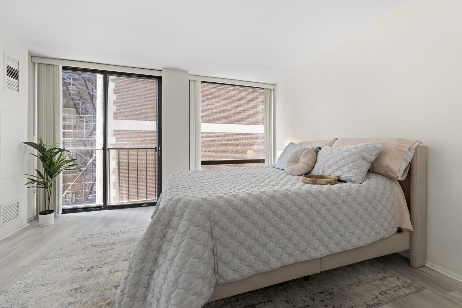 345 W Fullerton Parkway Unit: 402