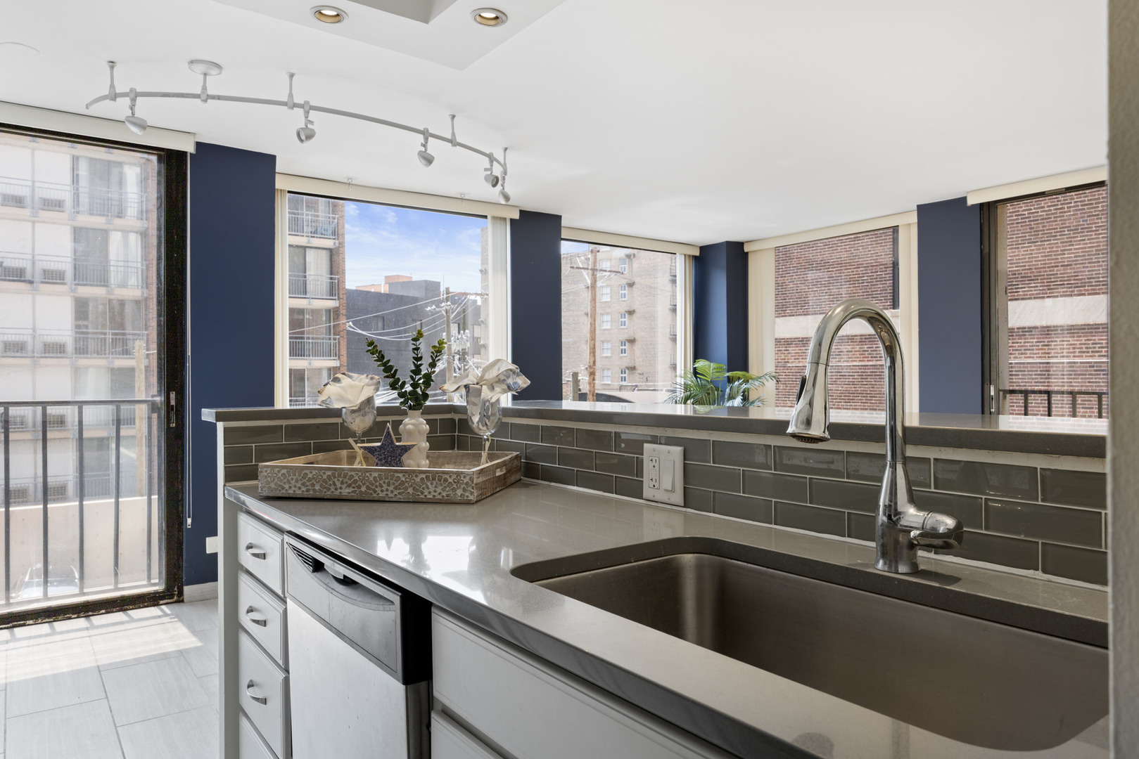 345 W Fullerton Parkway Unit: 402