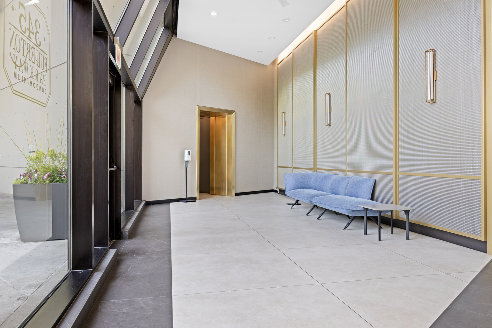 345 W Fullerton Parkway Unit: 402