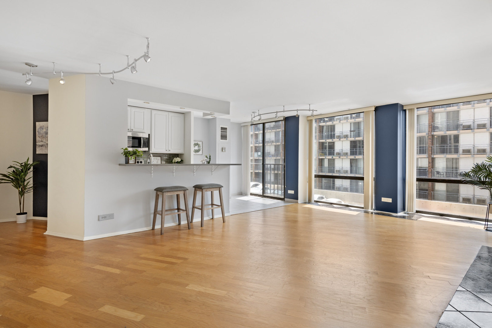 345 W Fullerton Parkway Unit: 402