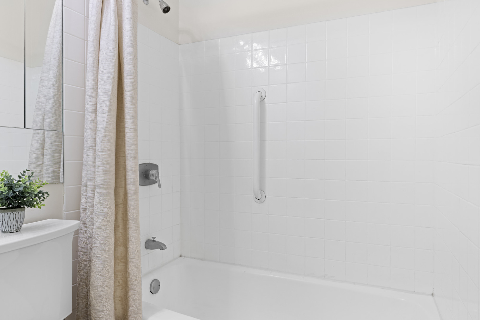 345 W Fullerton Parkway Unit: 402