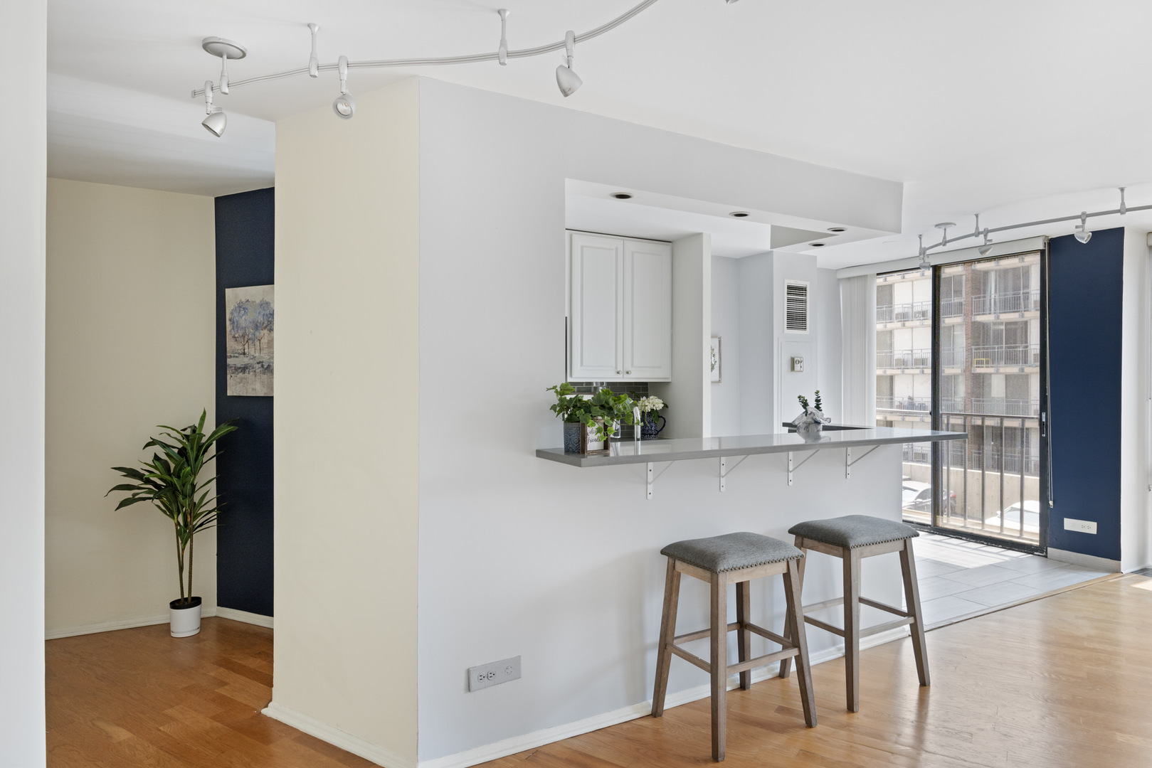 345 W Fullerton Parkway Unit: 402