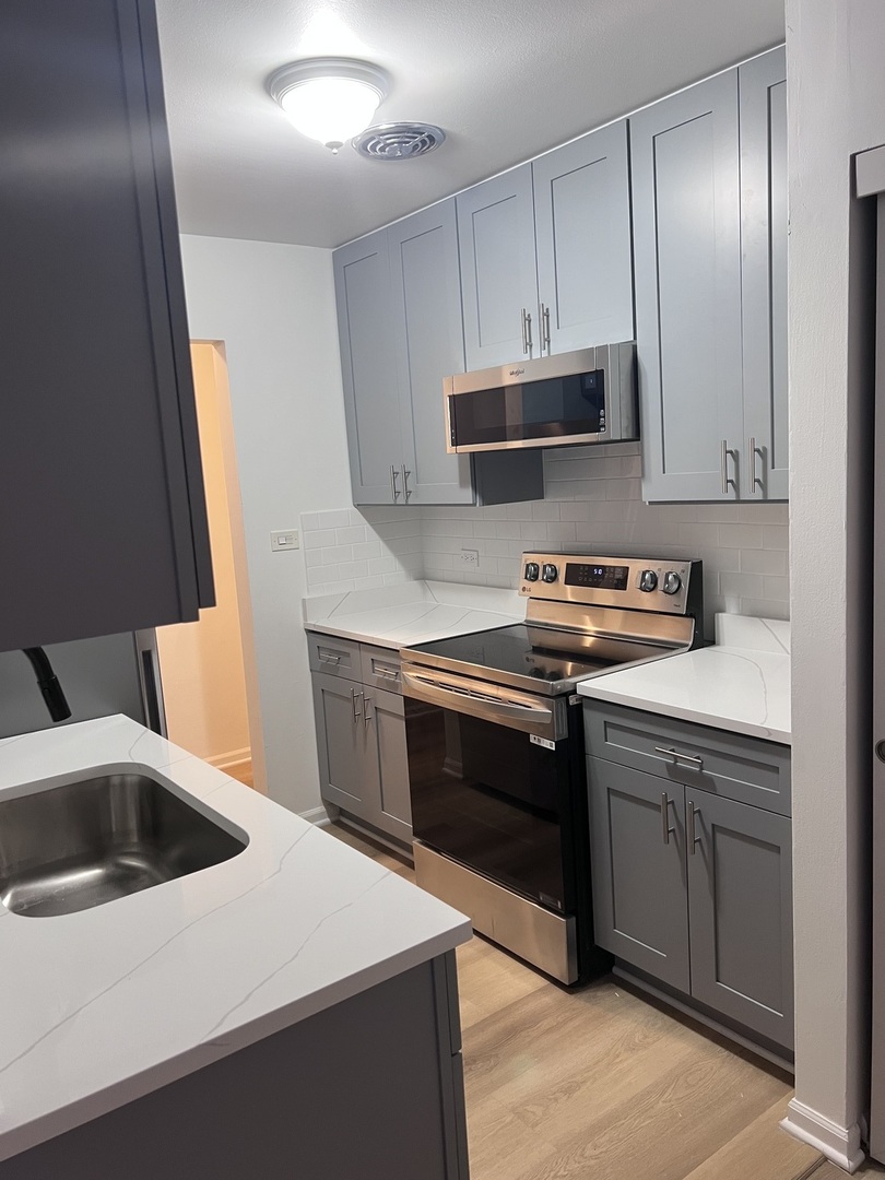 7120 N Sheridan Road Unit: 216