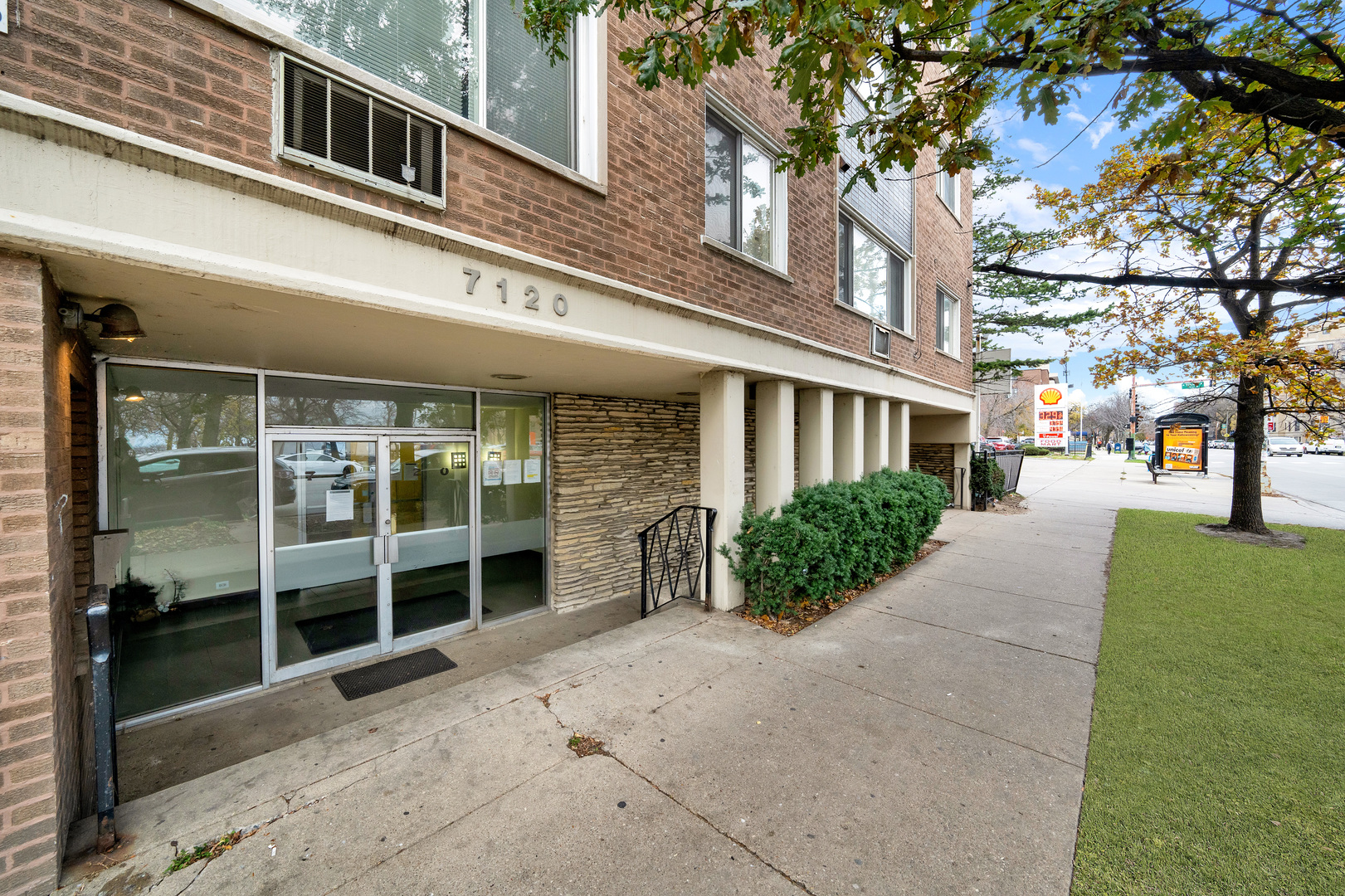 7120 N Sheridan Road Unit: 216