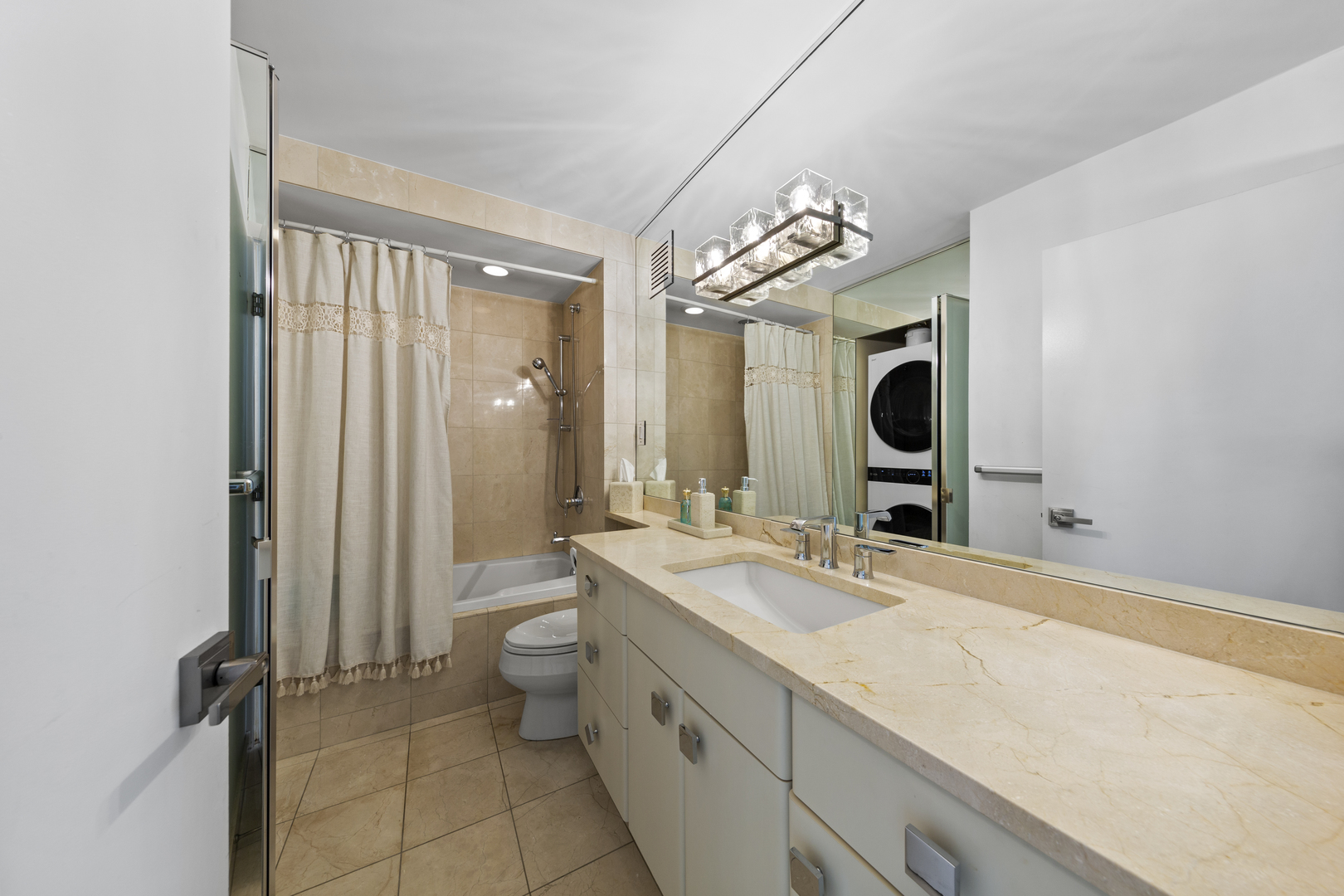 111 E Chestnut Street Unit: 38C