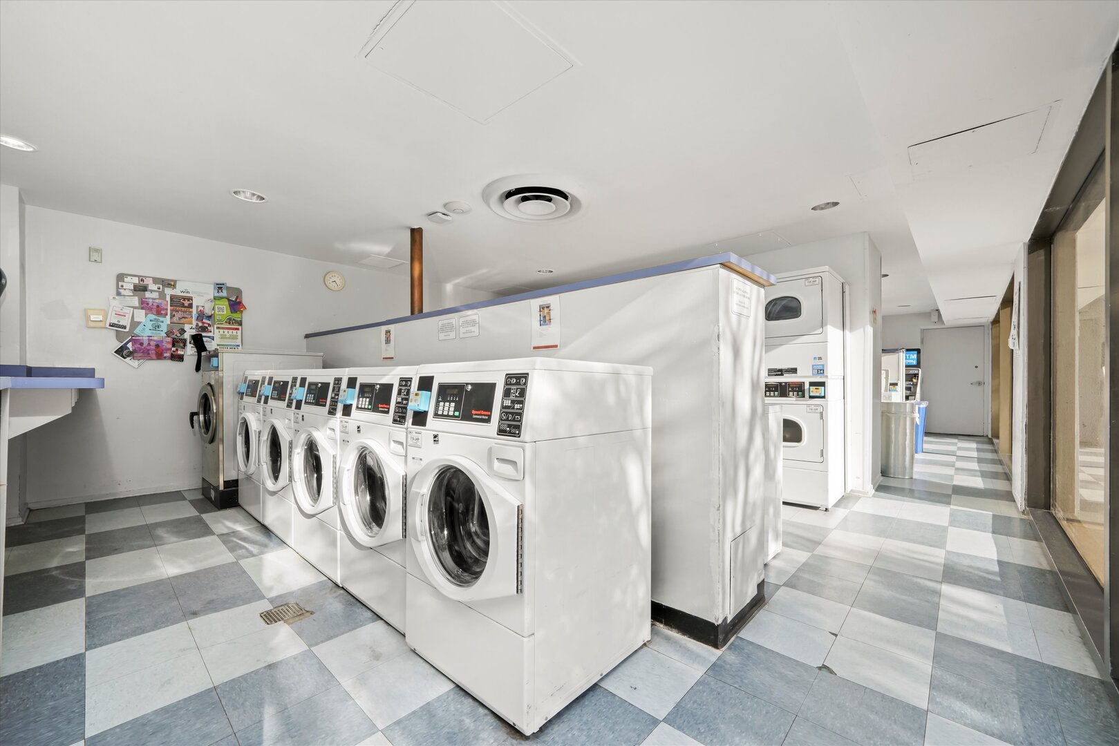 4343 N Clarendon Avenue Unit: 2210