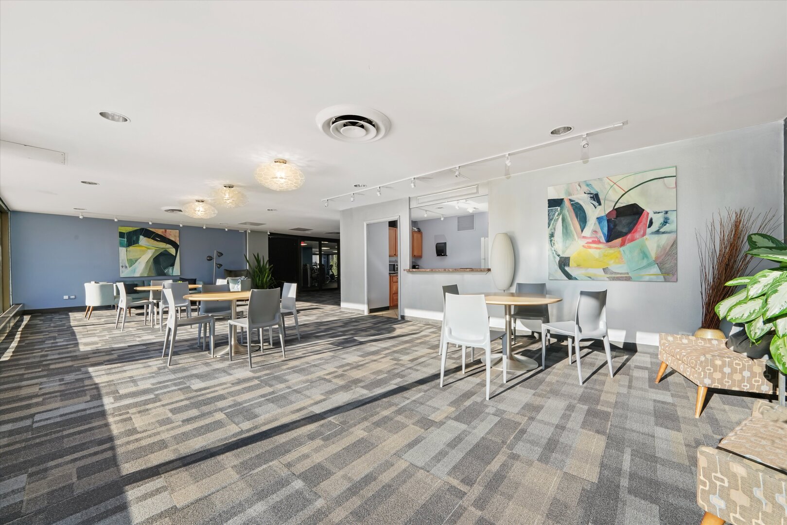 4343 N Clarendon Avenue Unit: 2210