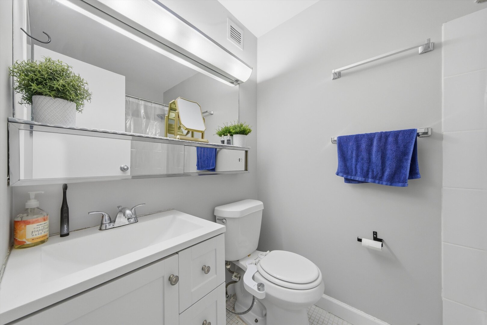 4343 N Clarendon Avenue Unit: 2210