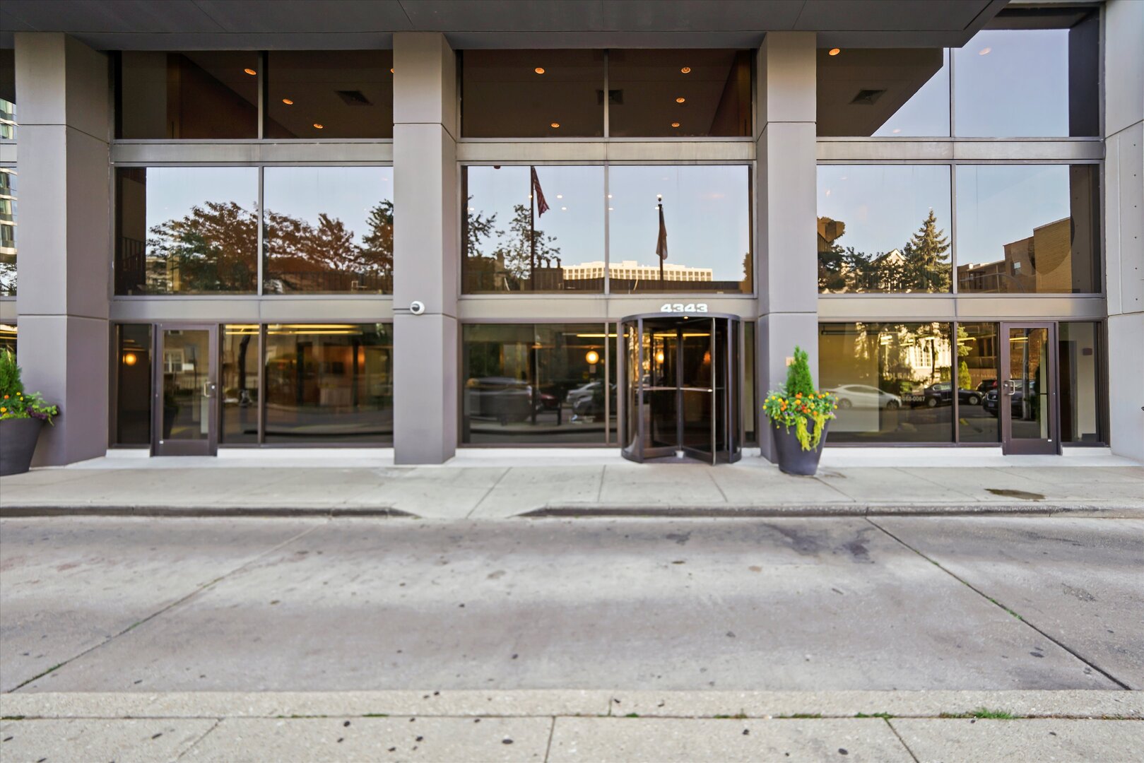 4343 N Clarendon Avenue Unit: 2210